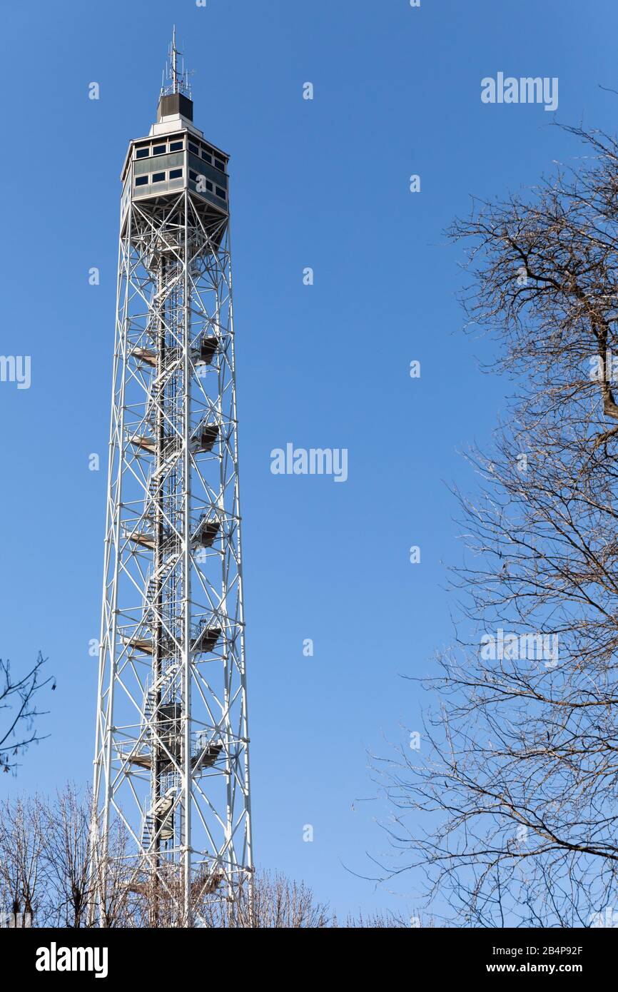 Milano, Italia - 19 gennaio 2018: Torre Branca o Torre Branca sotto il cielo blu. Si tratta di una torre panoramica in ferro situata nel Parco Sempione, la città principale Foto Stock