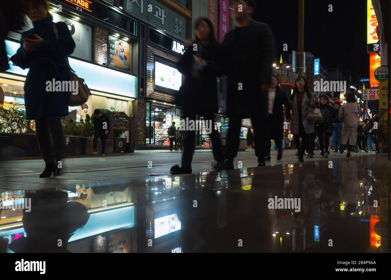 Busan, Corea del Sud - 23 marzo 2018: Vista notturna della strada con illuminazione pubblicitaria, la gente cammina per la strada nella zona commerciale del centro Foto Stock