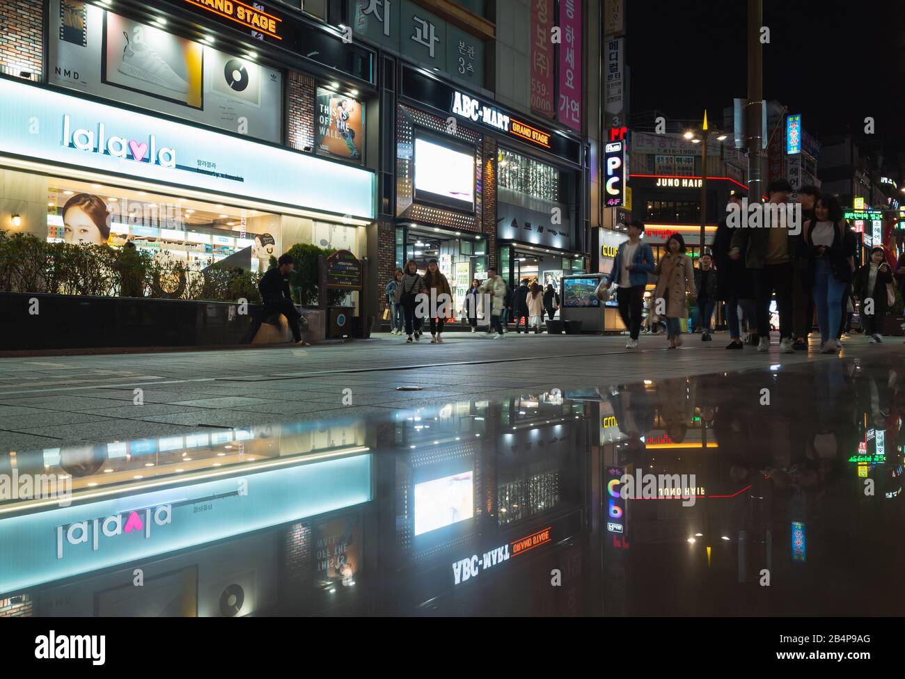 Busan, Corea del Sud - 23 marzo 2018: Vista notturna della città con illuminazione pubblicitaria luminosa, la gente cammina per la strada nella zona commerciale del centro Foto Stock