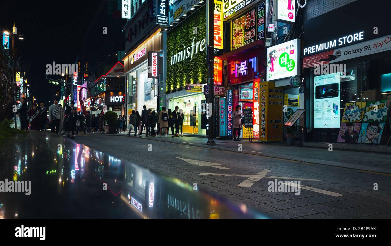 Busan, Corea del Sud - 23 marzo 2018: Strada notturna con illuminazione pubblicitaria luminosa, la gente cammina per la strada nella zona commerciale del centro Foto Stock