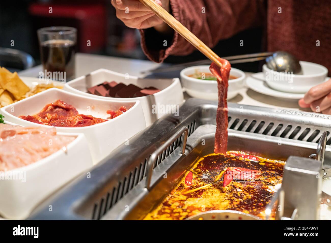 Zuppa cinese di shabu speziata e acida con carne e frutti di mare, stile cinese Suki - fuoco selettivo Foto Stock