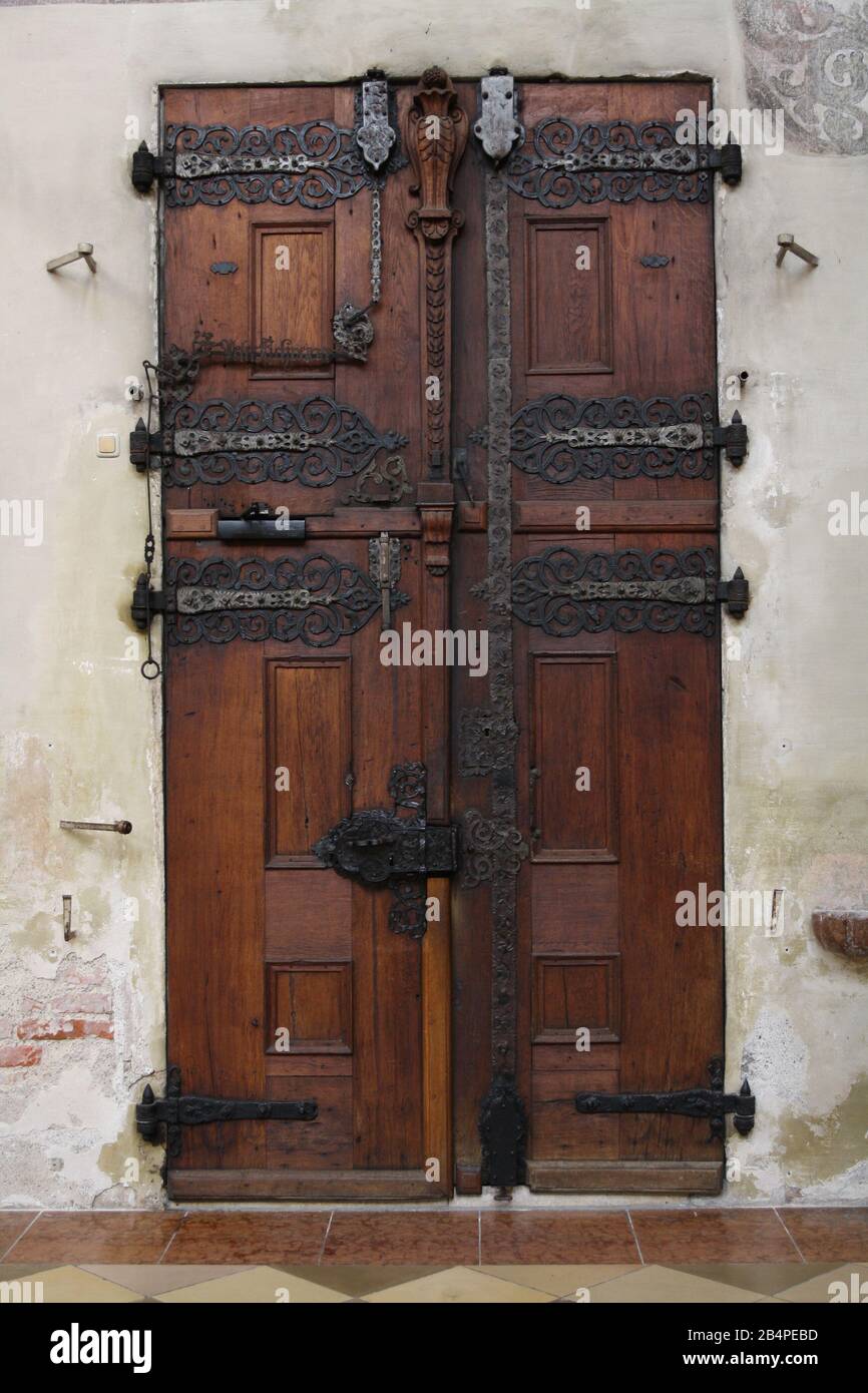 Vecchia porta con accessori in ferro battuto Foto Stock