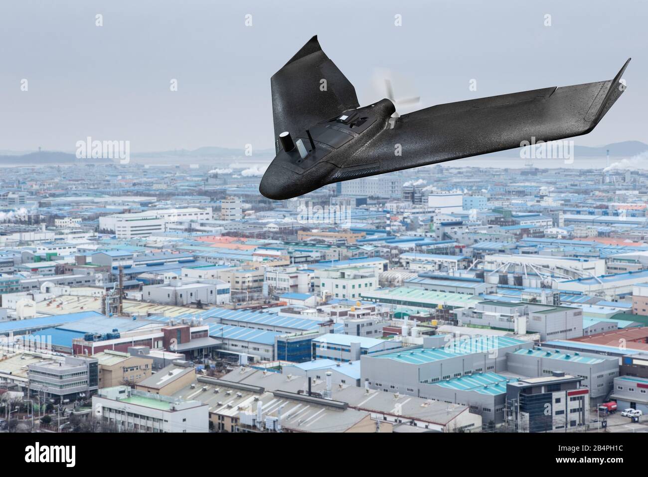 Drone in volo sul parco industriale Foto Stock