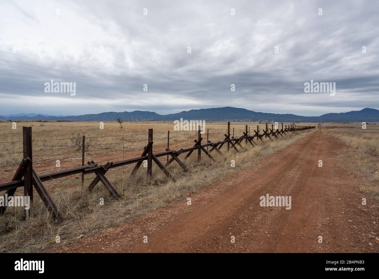 Recinzione di confine STATUNITENSE con il Messico nella valle di San Raael, a est di Lochiel, Arizona, 21 febbraio 2020 Foto Stock