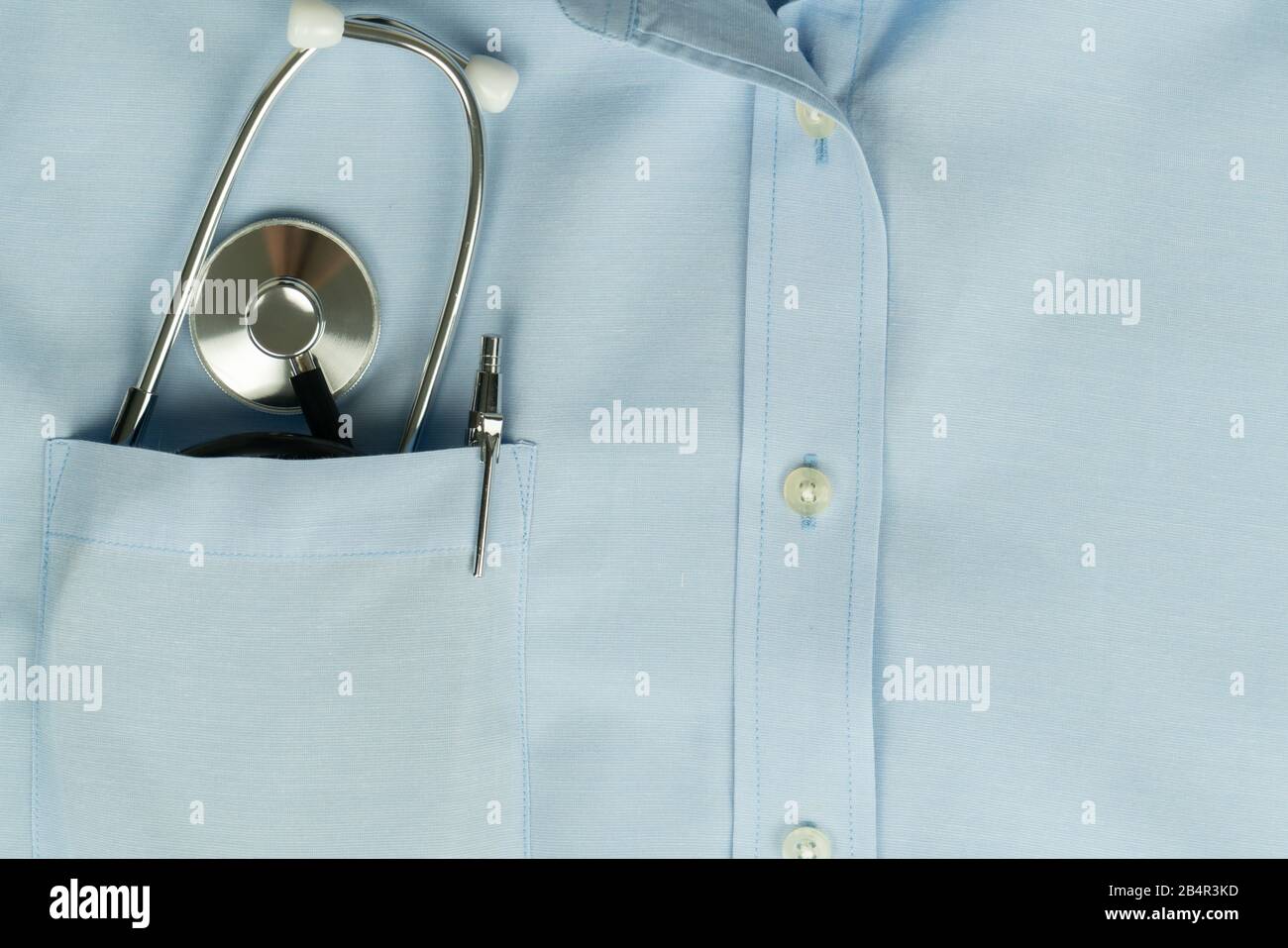 assistenza sanitaria per l'epidemia di virus a livello globale, stetoscopio in tasca con la camicia del medico Foto Stock
