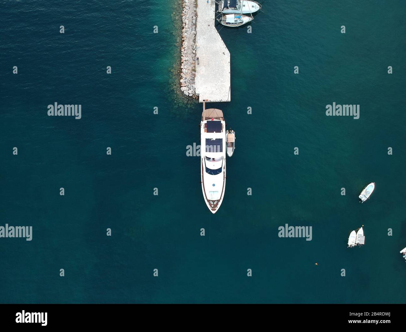 Vista aerea di yacht di lusso e barche a motore marina catamarano nel porto porto della famosa città sivota attrazione turistica destinazione Grecia epiro Foto Stock