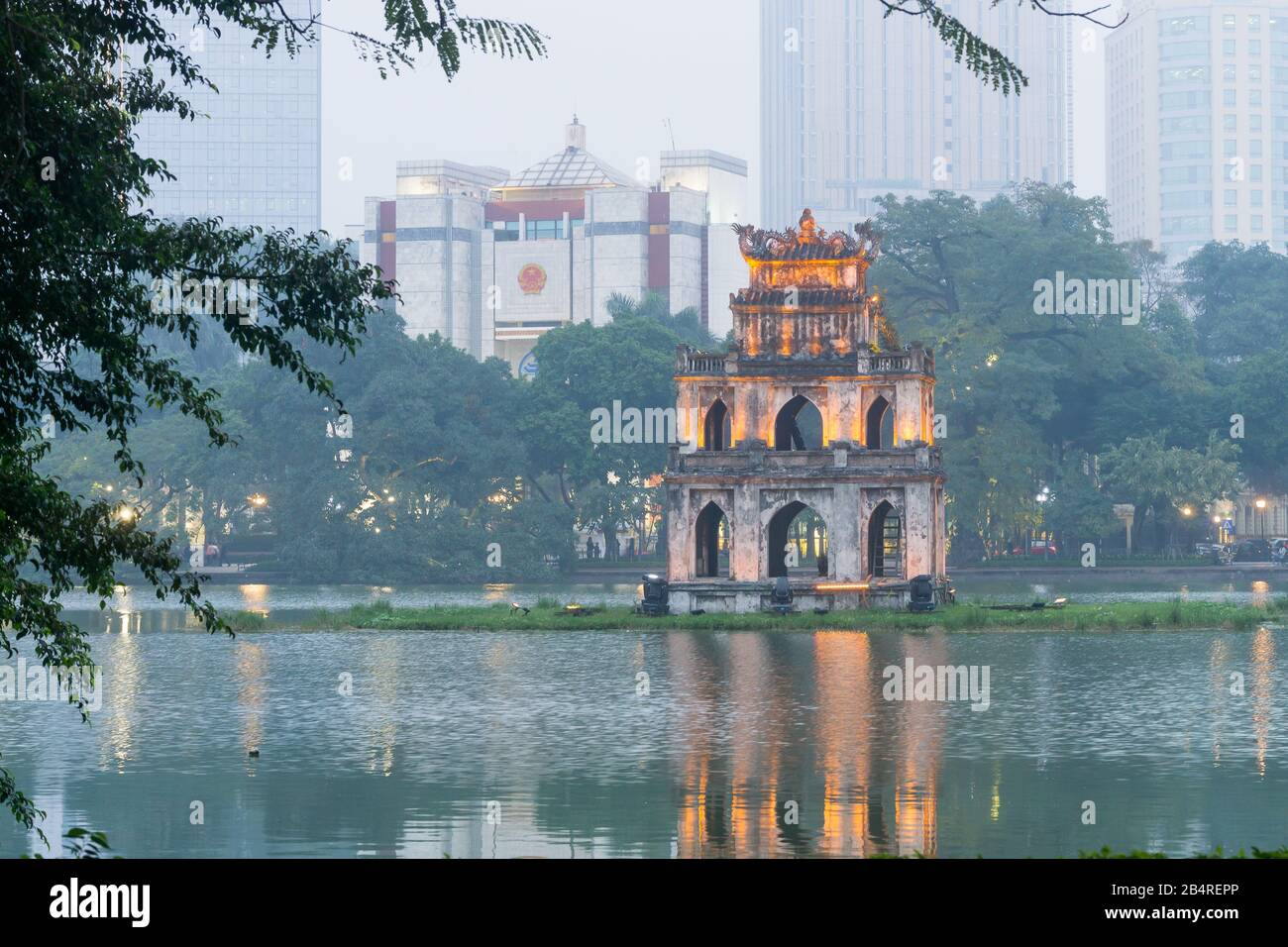 Torre delle tartarughe di Hanoi - Torre delle tartarughe sul lago Hoan Kiem in Hanoi al tramonto. Vietnam, Sud-Est asiatico. Foto Stock