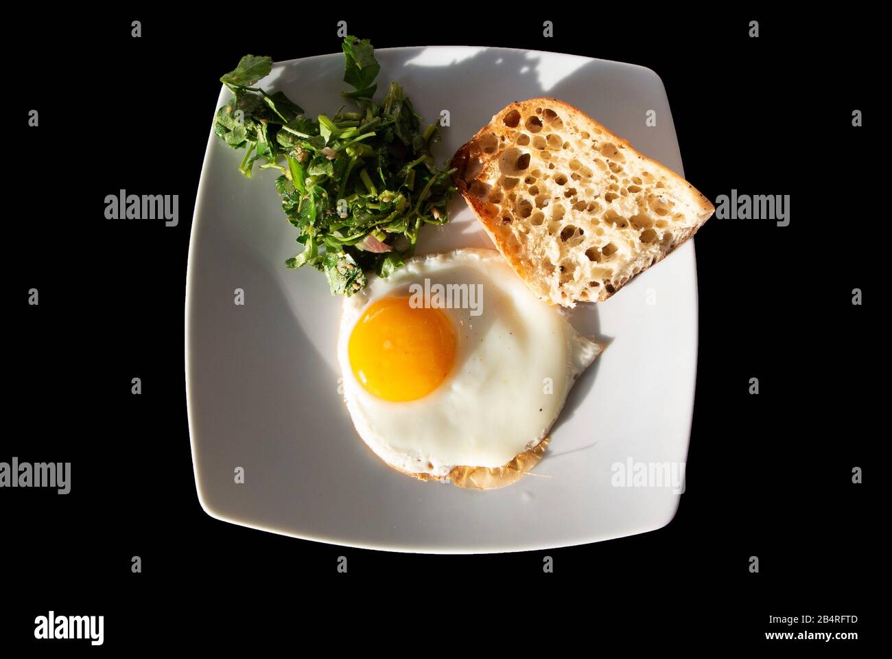 lato soleggiato su un piatto bianco con sfondo nero Foto Stock
