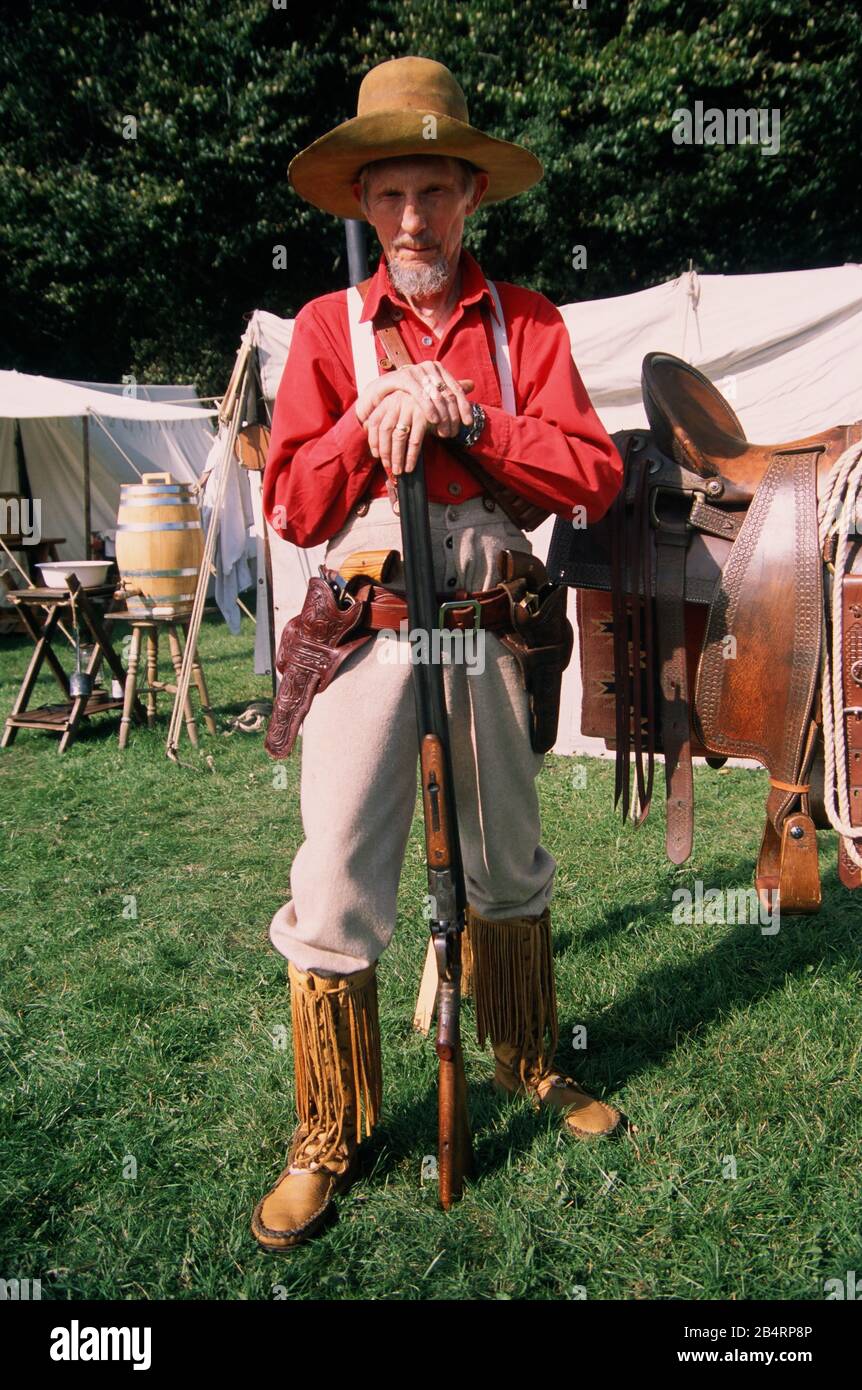 Reenactor texano con un fucile e Pistols 1889 membro della Spearfish Creek Re-enactment Society. Foto Stock