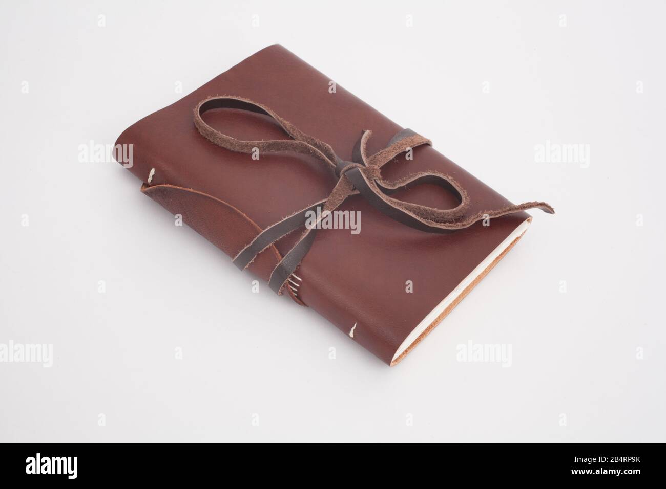 Un notebook marrone in pelle lavorato a mano Foto Stock
