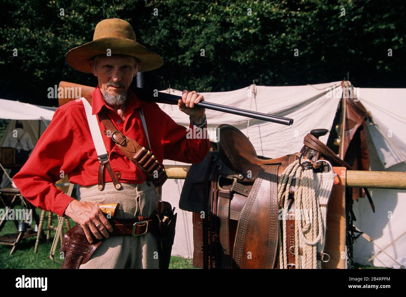 Reenactor texano con un fucile e Pistols 1889 membro della Spearfish Creek Re-enactment Society Foto Stock