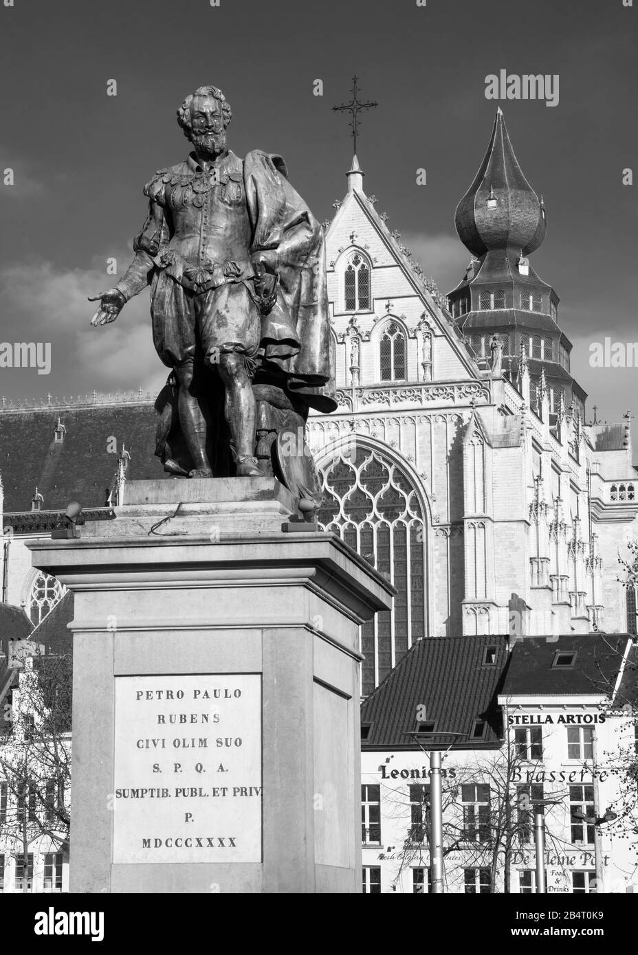 Anversa, BELGIO - 6 FEBBRAIO 2020: Statua di Petro Paulo Rubens con la cattedrale di Anversa sullo sfondo il 6 febbraio 2020 in Belgio Foto Stock