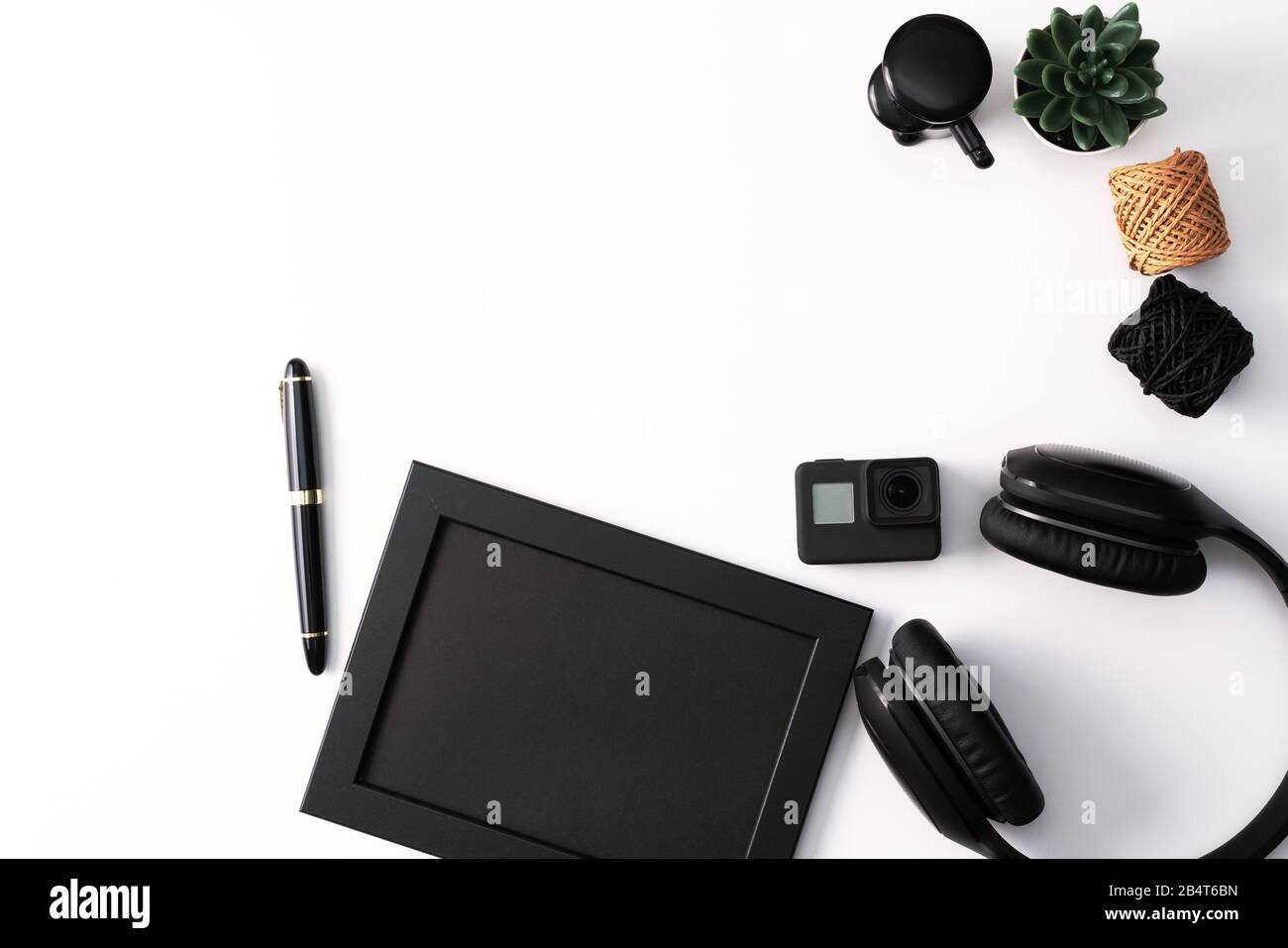 Mockup, Photo Frame, Action camera, cuffie, penna e Cactus, Black Object su sfondo bianco Foto Stock