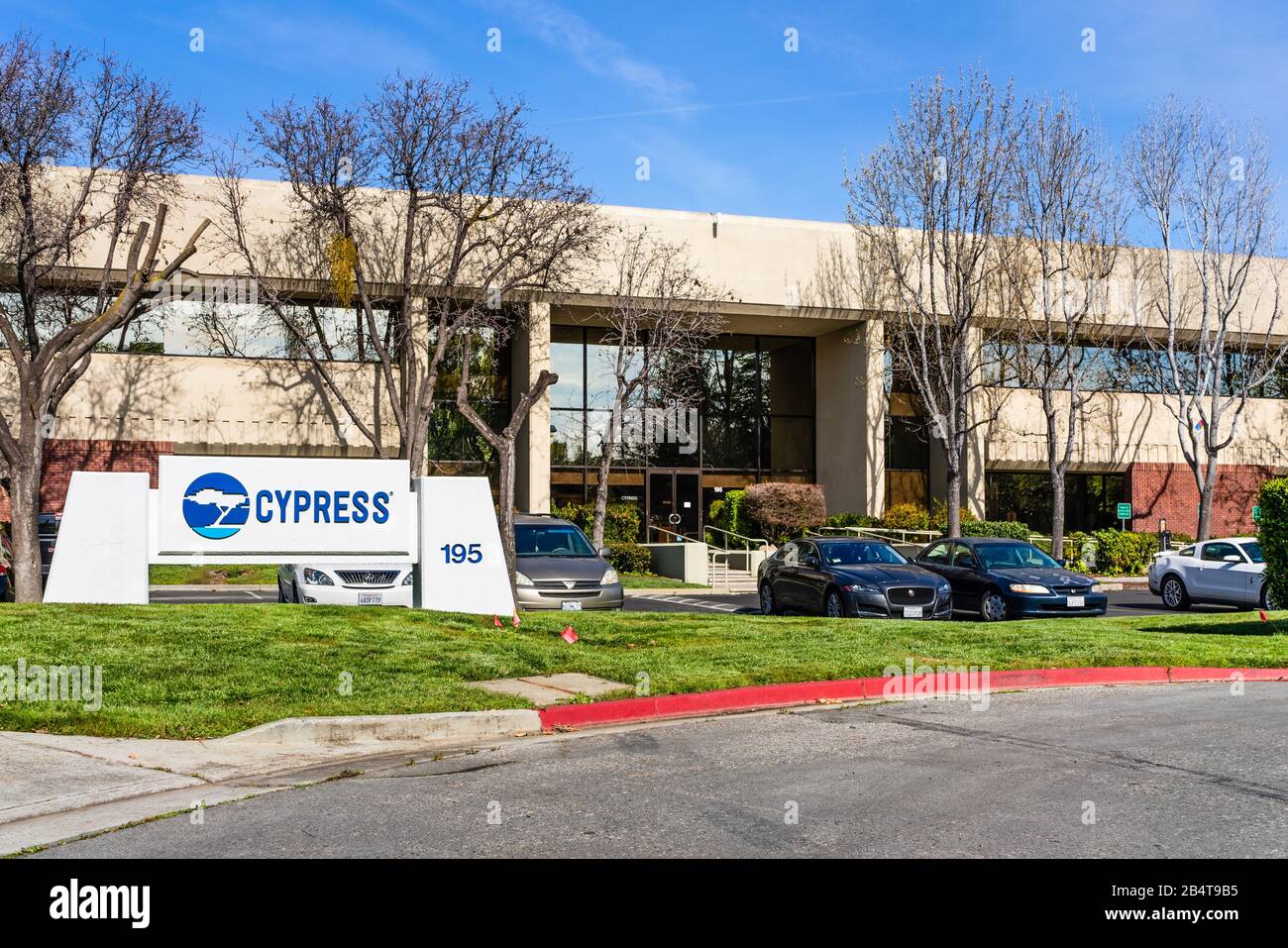 27 febbraio 2020 San Jose / CA / USA - sede centrale di Cypress Semiconductor a Silicon Valley; Cypress Semiconductor Corporation è un semiconduttore americano Foto Stock