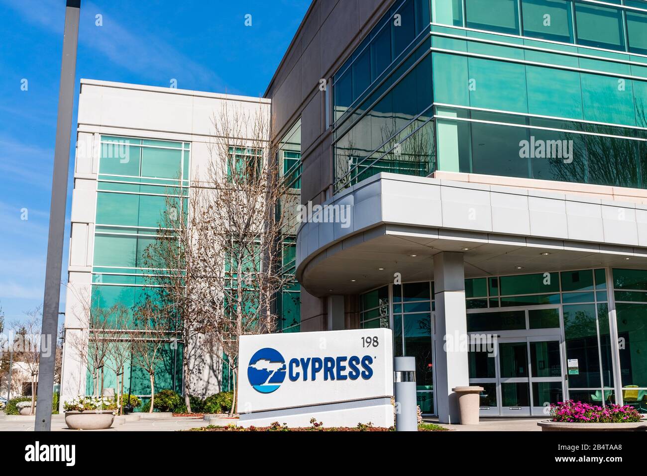 27 febbraio 2020 San Jose / CA / USA - sede centrale di Cypress Semiconductor a Silicon Valley; Cypress Semiconductor Corporation è un semiconduttore americano Foto Stock
