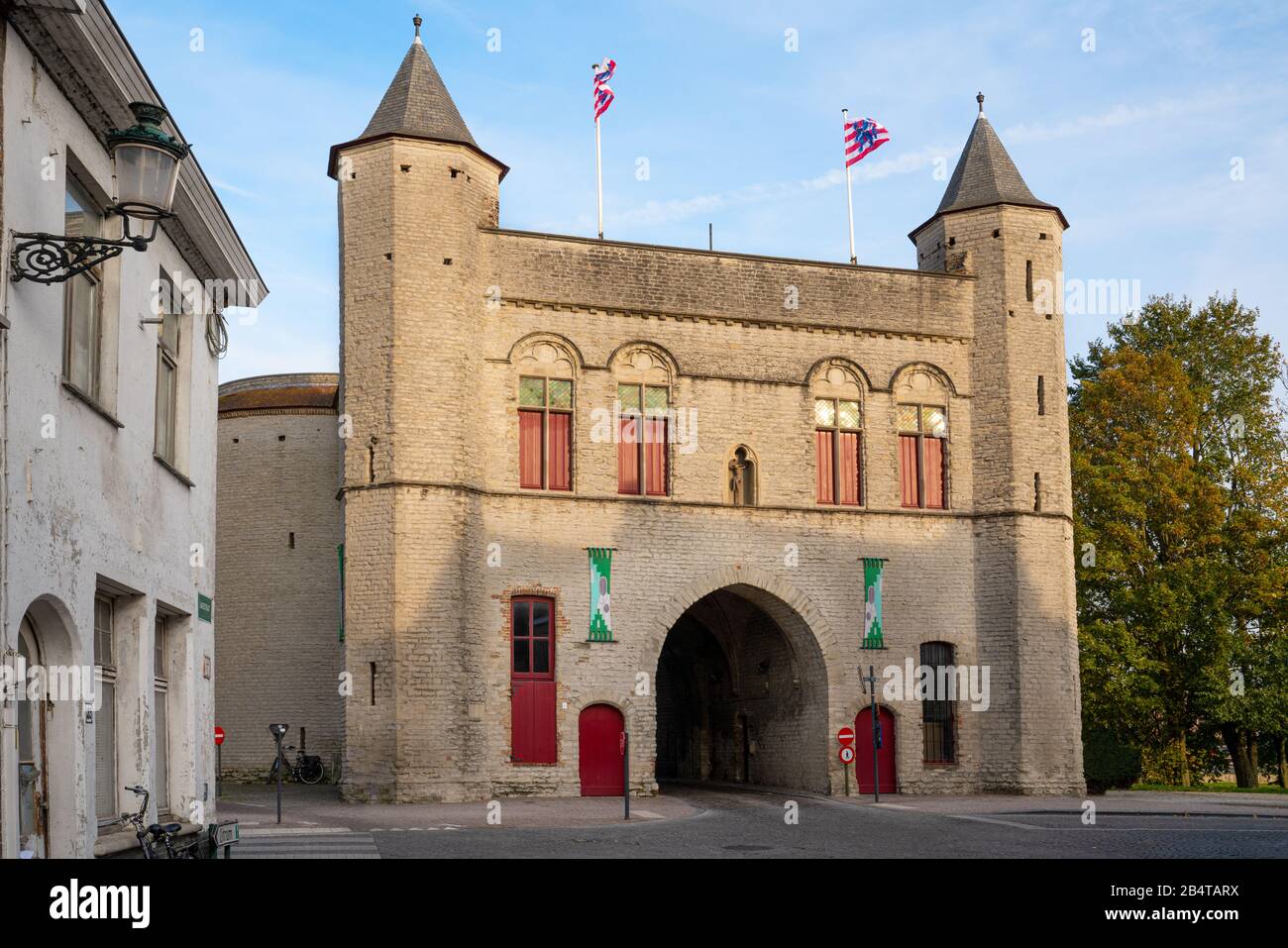 Bruges, BELGIO - 31 OTTOBRE 2019: Porta storica di Bruges con cielo blu e albero colorato autunnale il 31 ottobre 2019 in Belgio Foto Stock