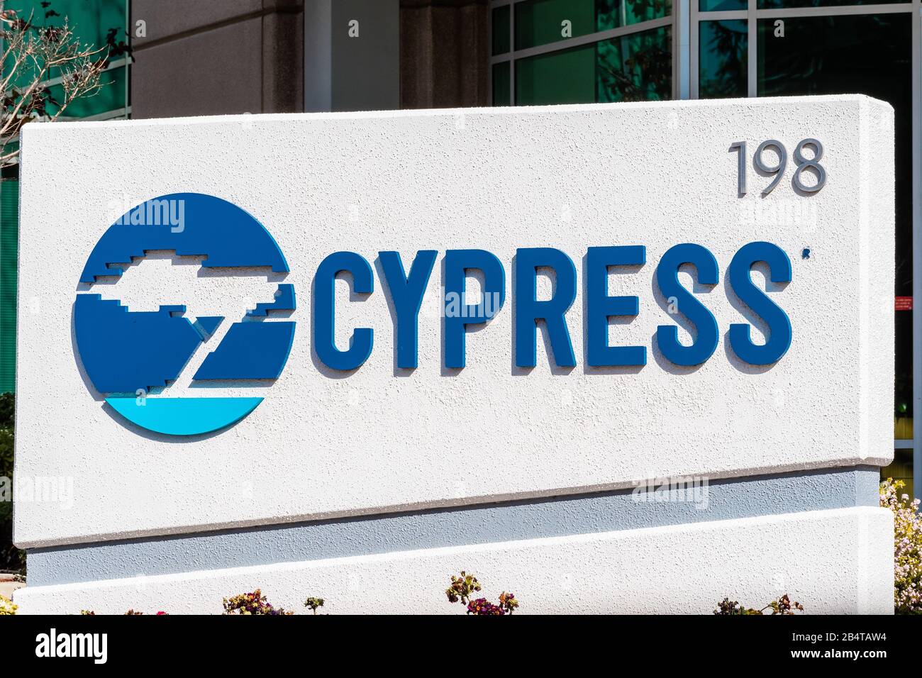 27 febbraio 2020 San Jose / CA / USA - sede centrale di Cypress Semiconductor a Silicon Valley; Cypress Semiconductor Corporation è un semiconduttore americano Foto Stock