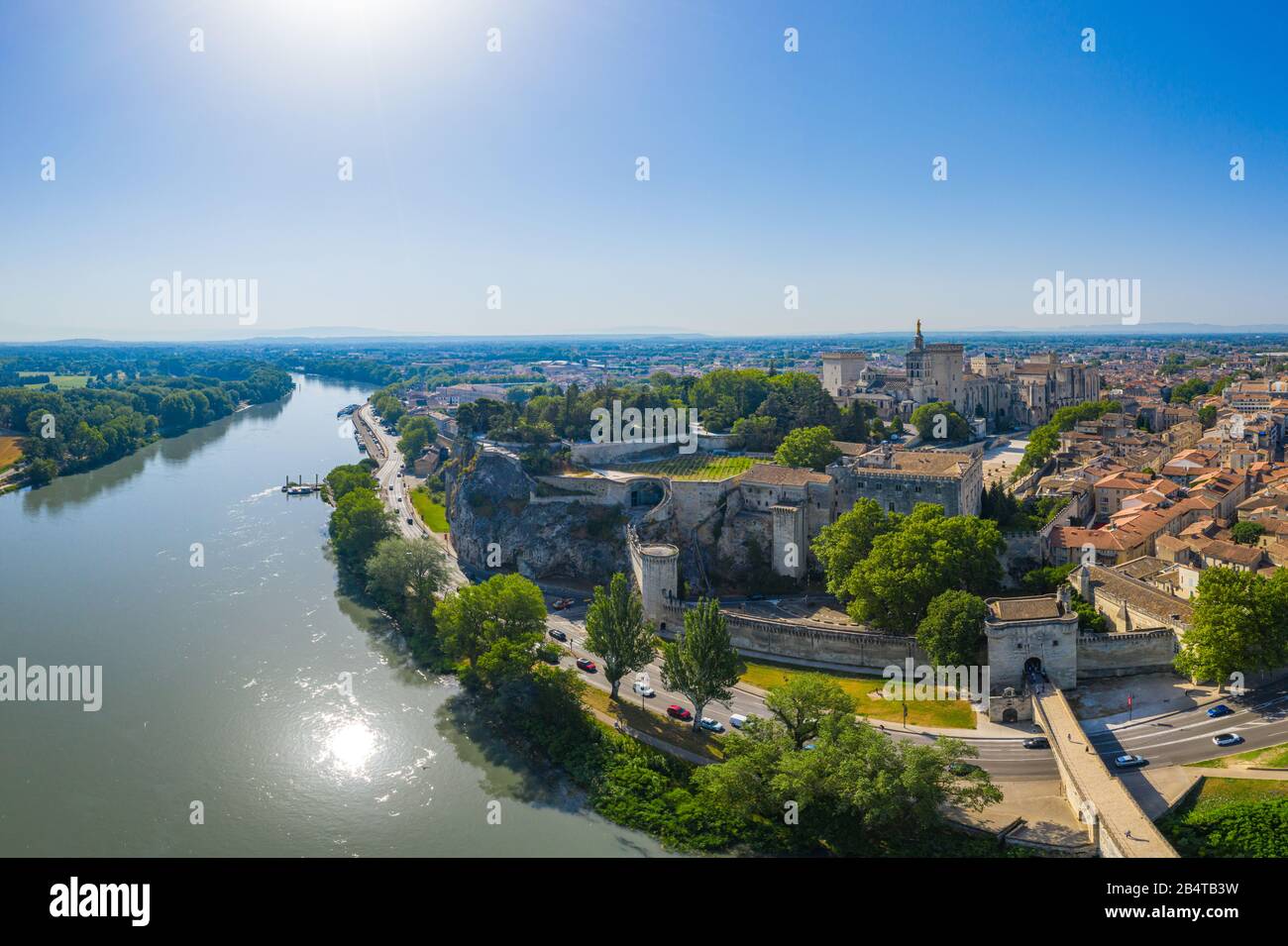 Veduta aerea del fiume Rodano e della città storica di Avignone, Francia Foto Stock