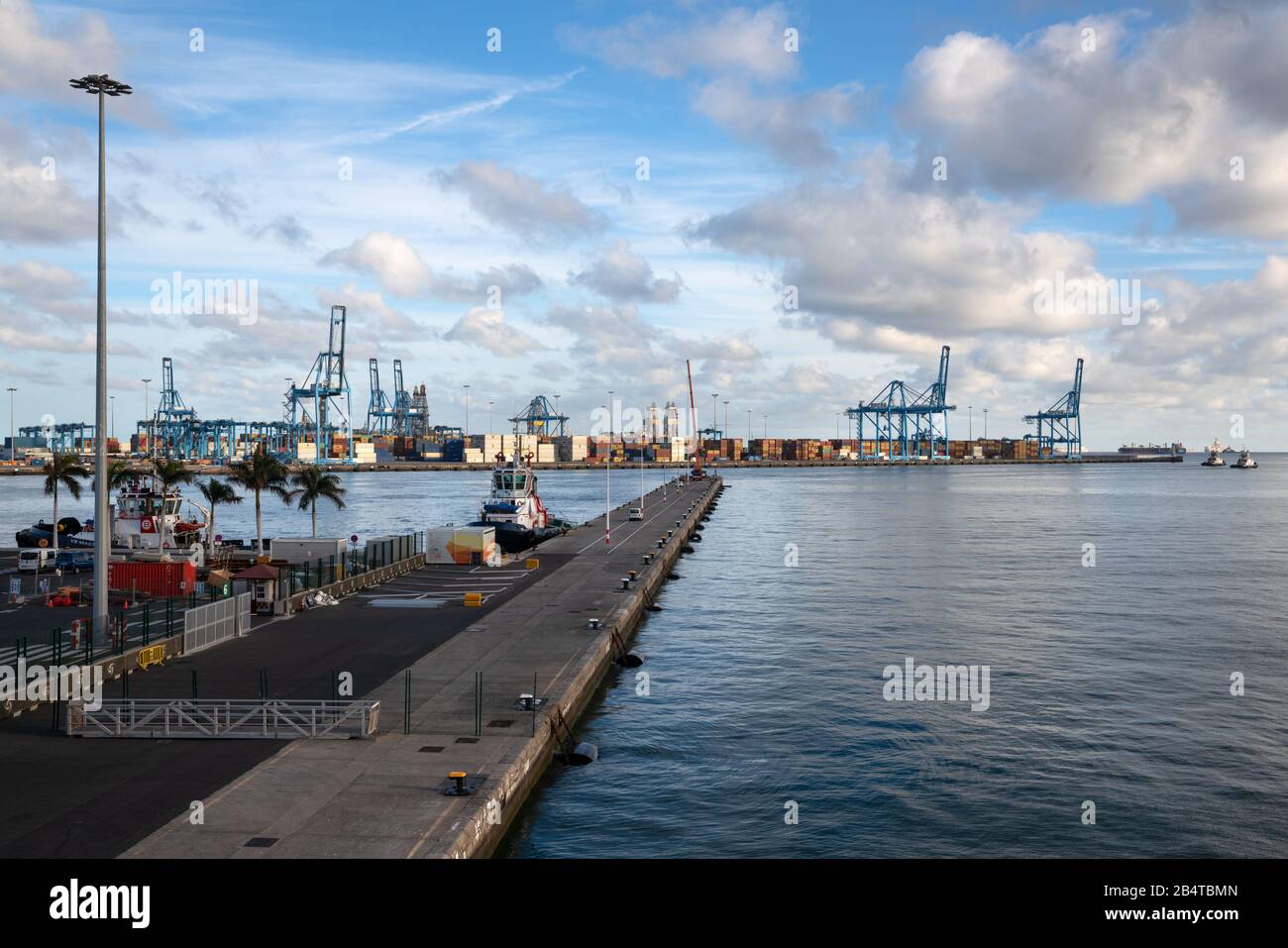 Las PALMAS, SPAGNA - 27 GENNAIO 2020: Porto di Las Palmas in serata luce il 27 gennaio 2020 a Grand Canary, Spagna Foto Stock