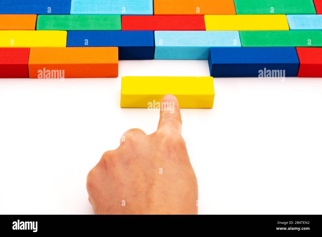 riempi il concetto di soluzioni aziendali, un pezzo di puzzle blocco di legno in uno spazio vuoto Foto Stock