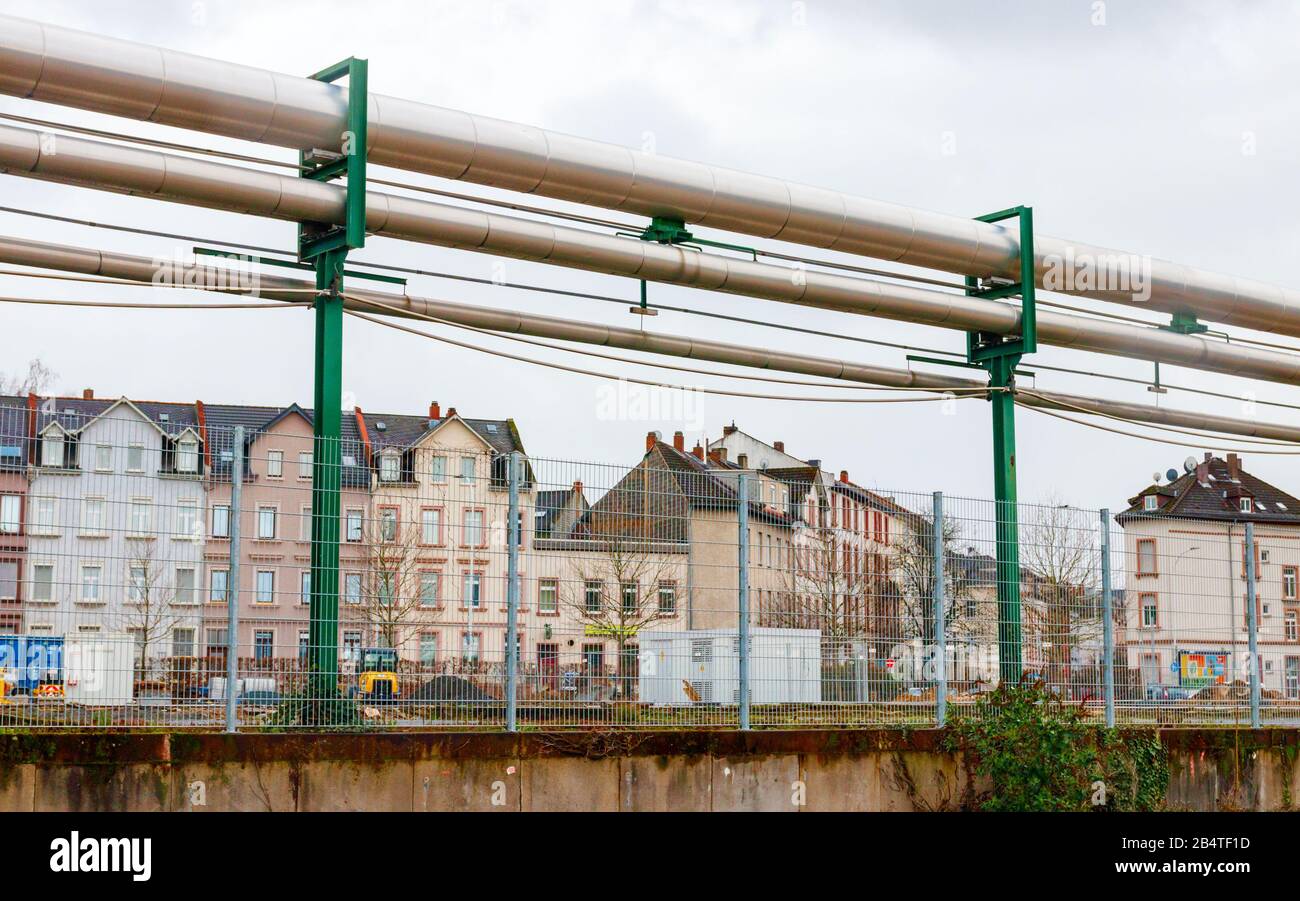 Pipeline industriale vicino ad una zona residenziale con case della Kasinostrassa (Casino Street) sullo sfondo. Darmstadt, Germania. Foto Stock