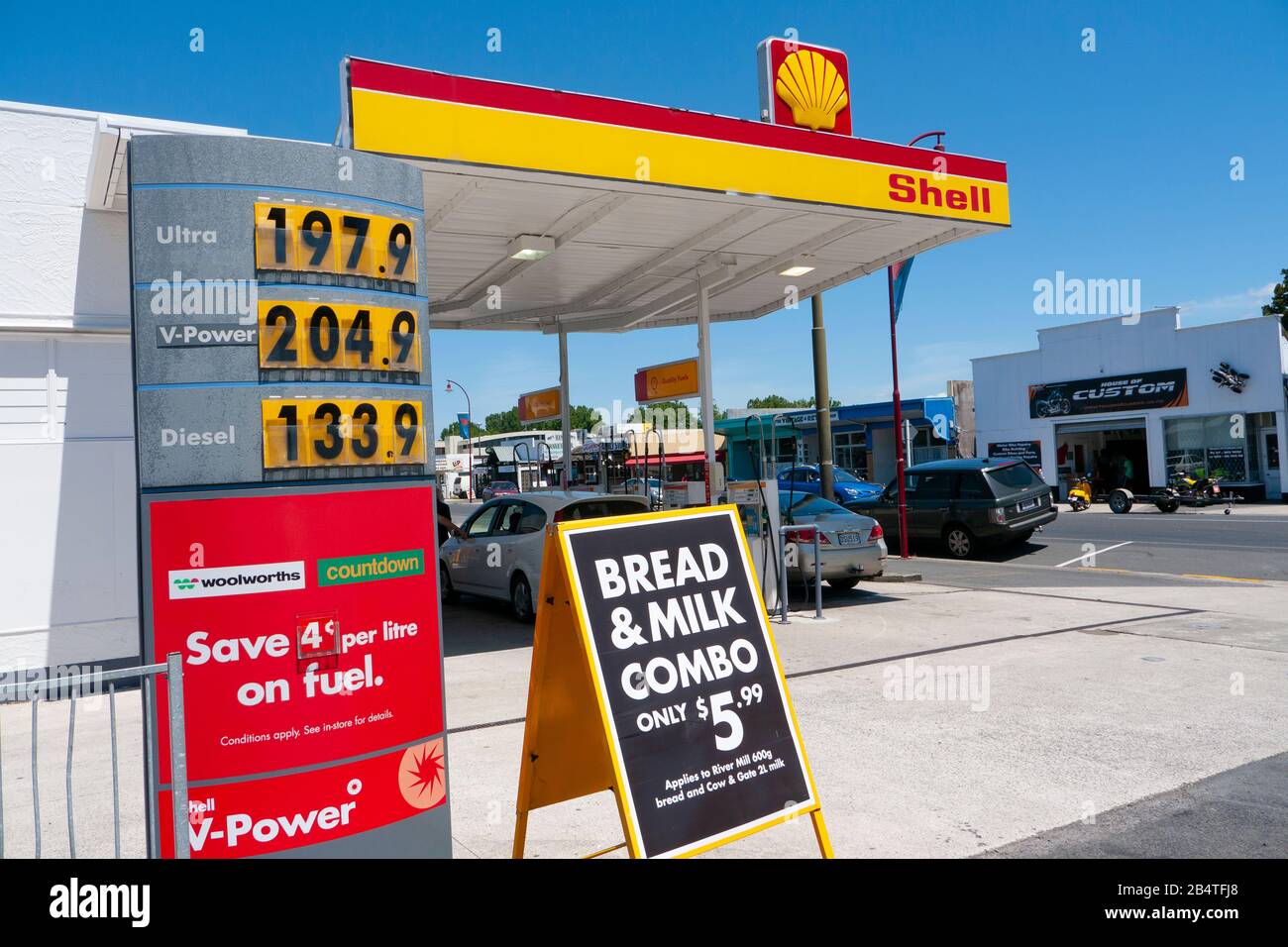 Stazione di benzina Shell nella città di Paeroa sull'autostrada statale Due, Nuova Zelanda Foto Stock