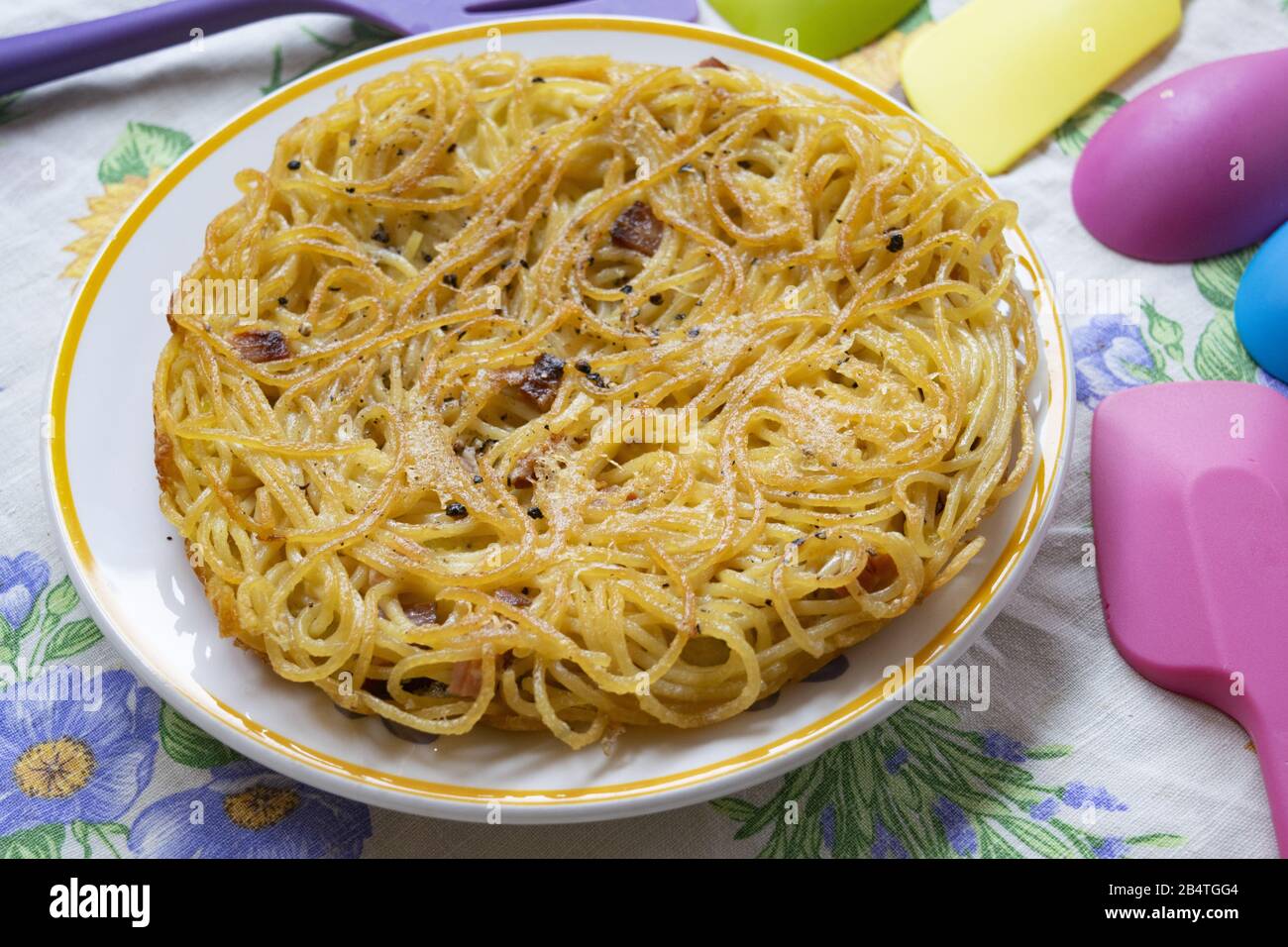 Frittata di spaghetti ricetta tradizionale di Napoli Foto Stock