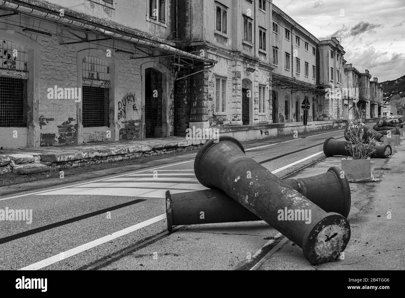 Edifici abbandonati (magazzini 24/25) nel Porto Vecchio di Trieste, Friuli-Venezia-Giulia, Italia: Versione in bianco e nero Foto Stock