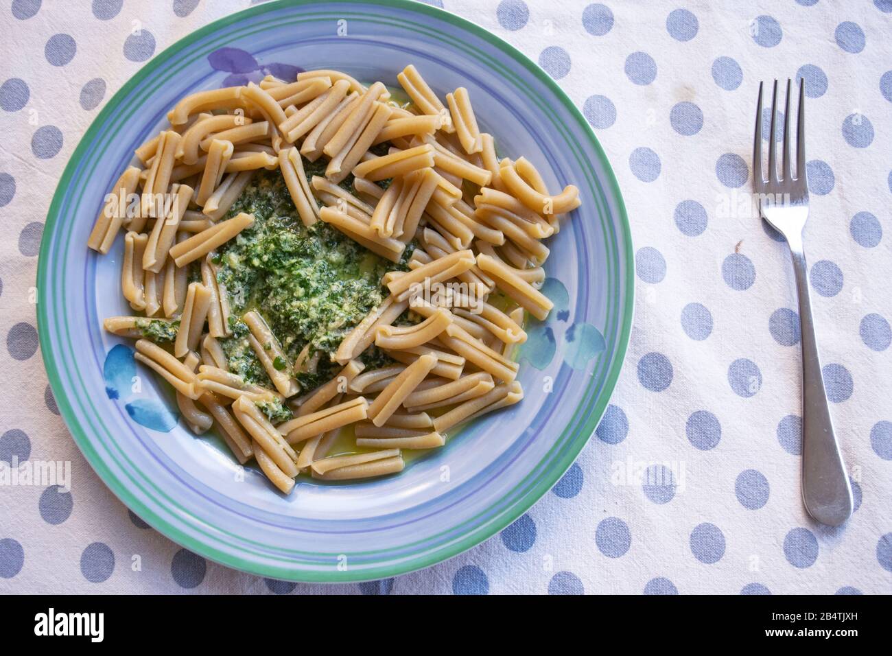 pasta integrale con pesto di basilico Foto Stock