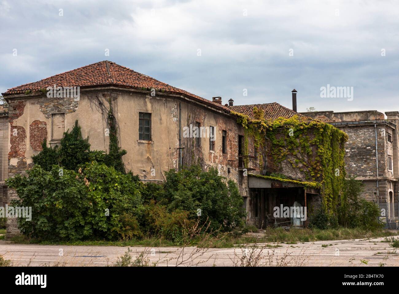 Edifici abbandonati nel Porto Vecchio di Trieste, Friuli-Venezia Giulia, Italia Foto Stock