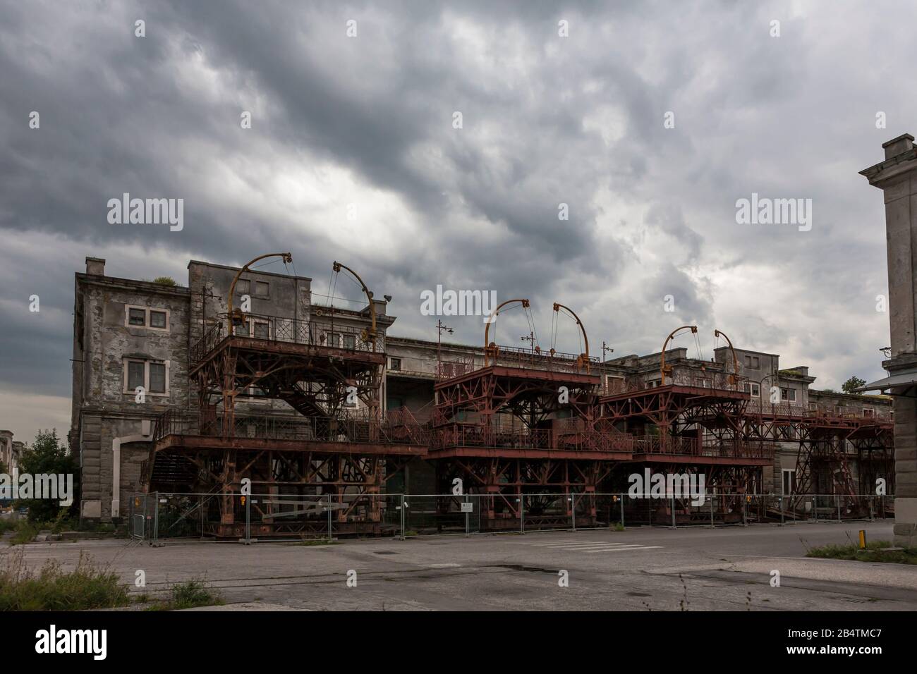 Magazzino abbandonato costruito nel Porto Vecchio di Trieste, Friuli-Venezia Giulia, Italia Foto Stock