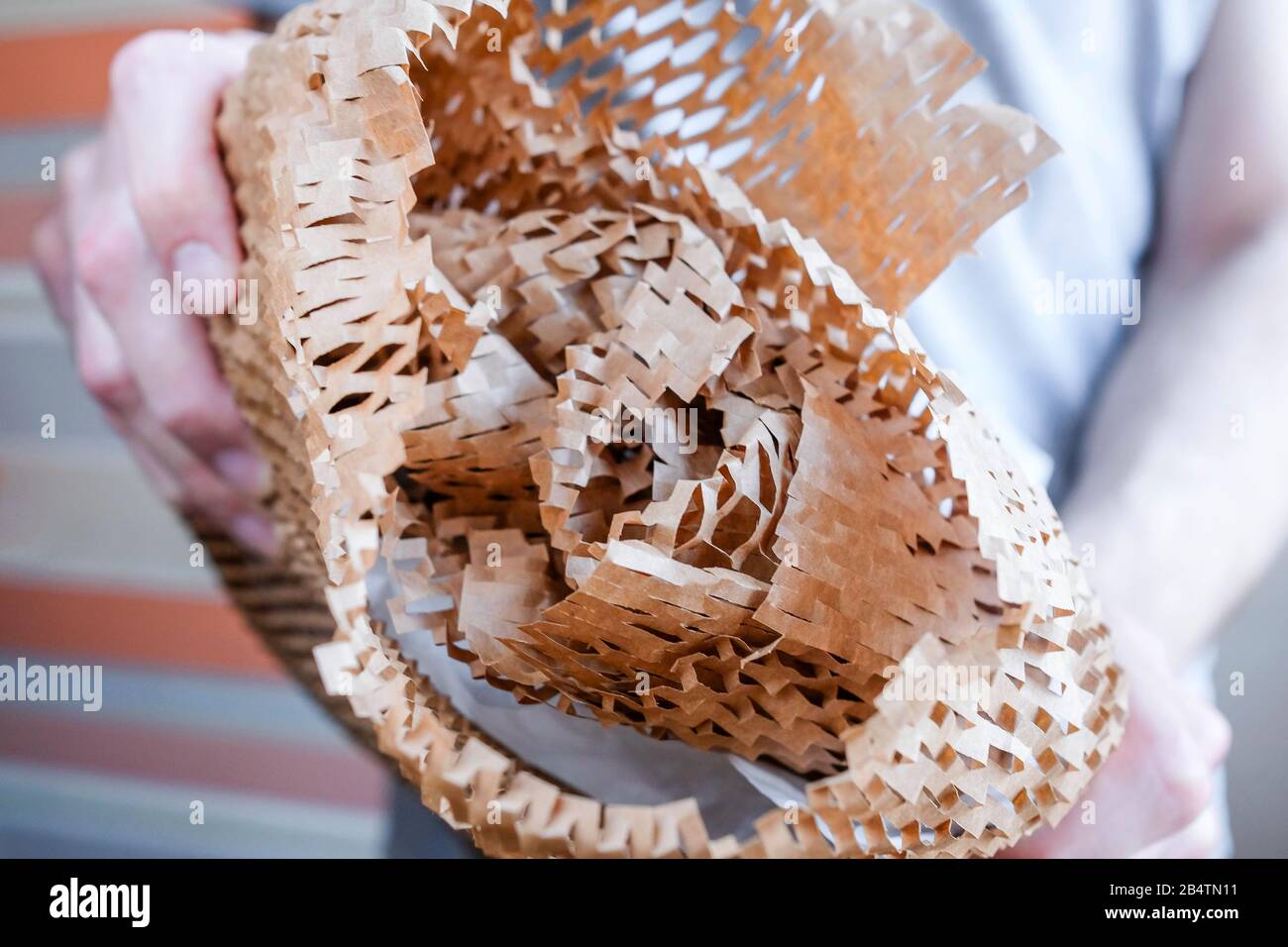 Carta da imballaggio insolita. Maglia fine marrone per la conservazione di confezioni, regali. Foto Stock