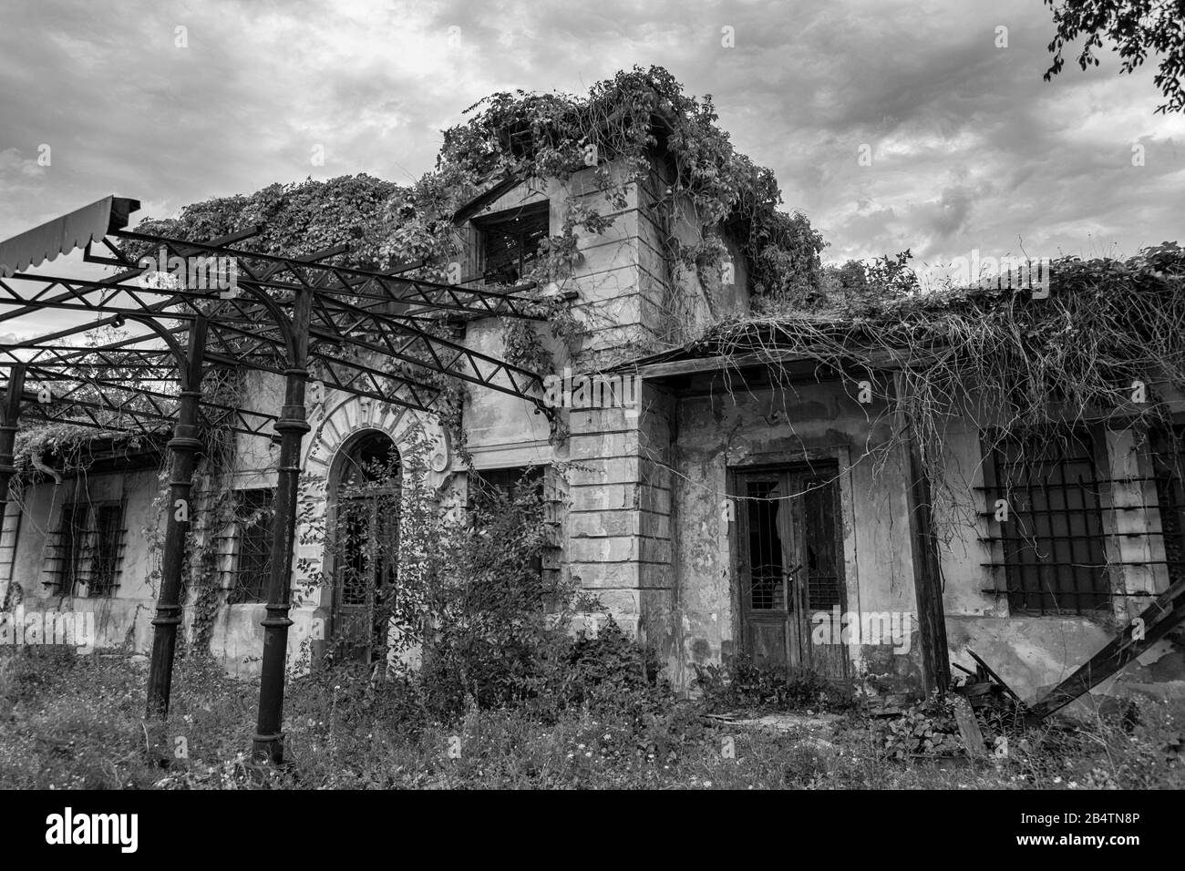 Vecchia Locanda: Edificio abbandonato nel Porto Vecchio di Trieste, Friuli-Venezia Giulia, Italia: Versione in bianco e nero Foto Stock