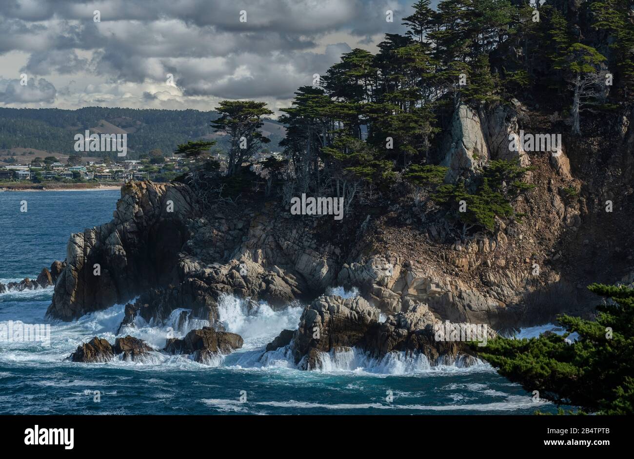 Guardando attraverso Cypress Cove al Big Dome, con il cipresso di Monterey, Hesperociparis macrocarpa, alberi; Point lobos state Reserve, California Foto Stock