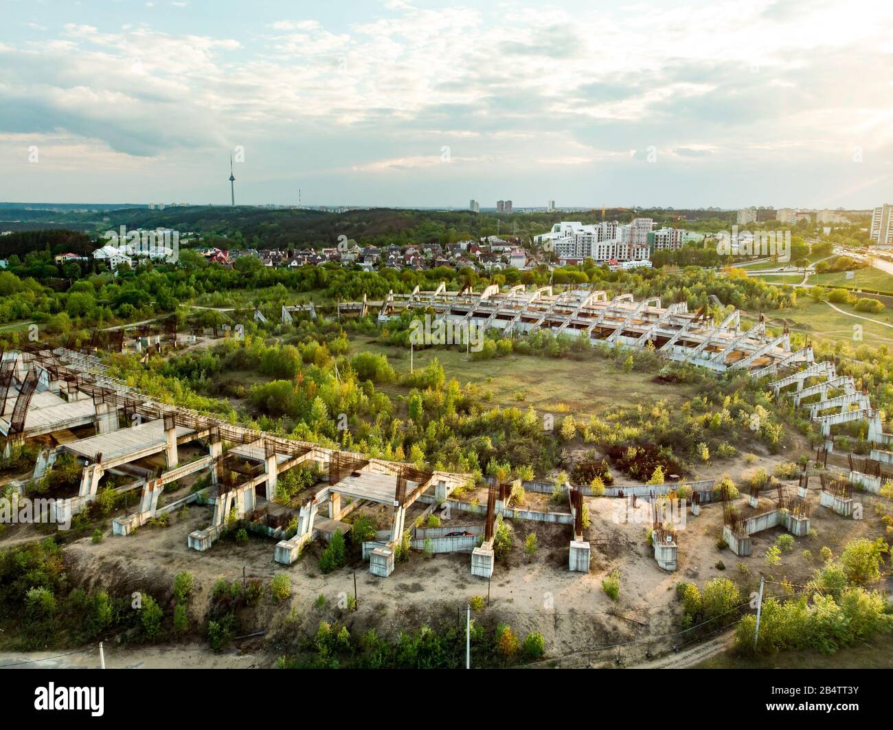 Veduta aerea dello stadio abbandonato a Vilnius, Lituania. Progetto di stadio non finito. Struttura in cemento armato. Foto Stock