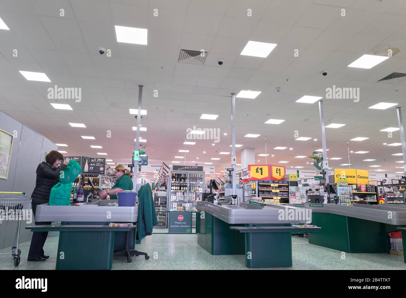 Cassa al supermercato Morrisons a Corby, Northamptonshire, Inghilterra. Foto Stock