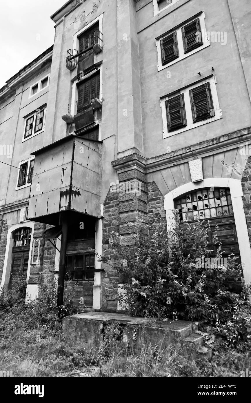 Magazzino abbandonato costruito nel Porto Vecchio di Trieste, Friuli-Venezia-Giulia, Italia: Versione in bianco e nero Foto Stock