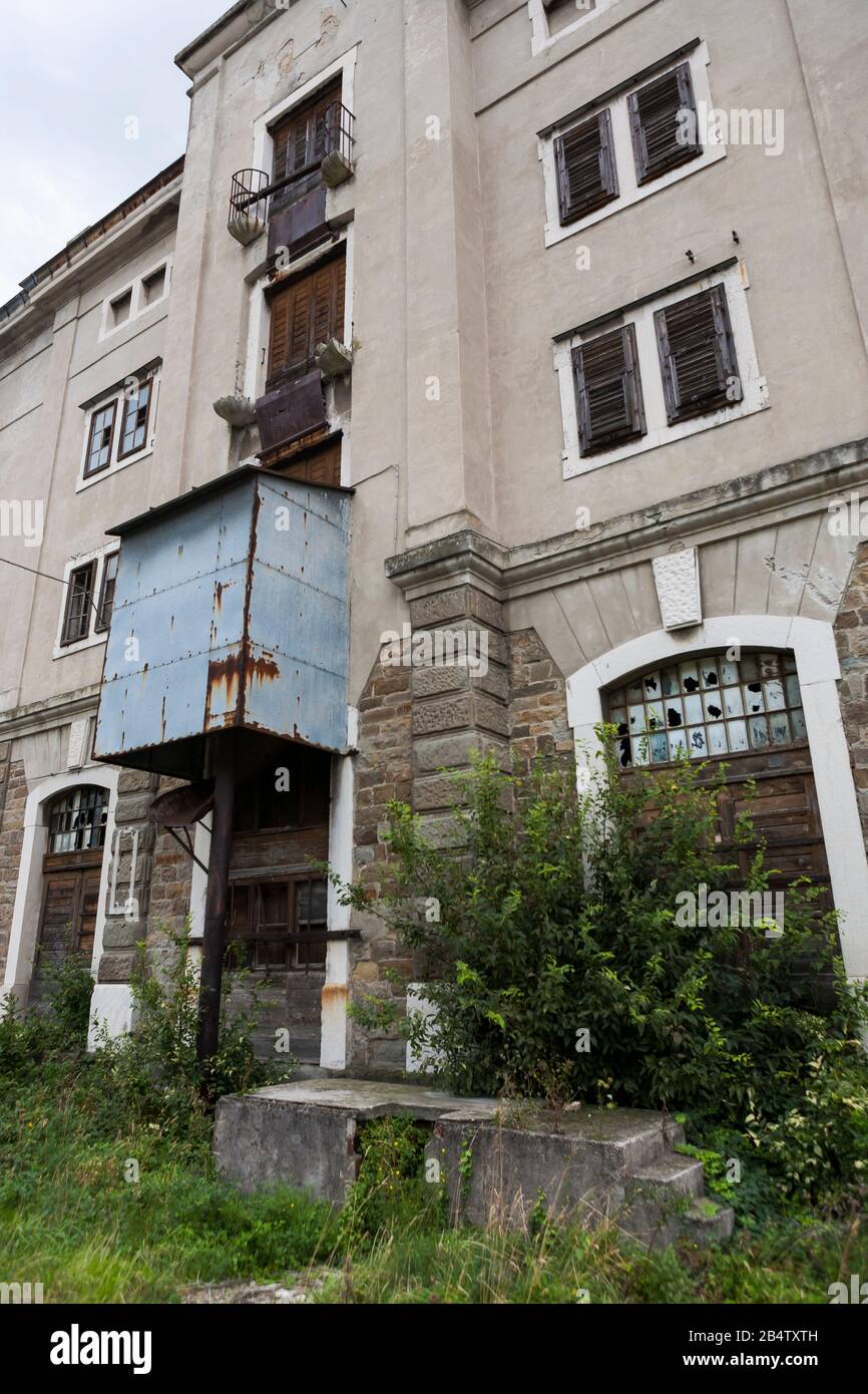 Magazzino abbandonato costruito nel Porto Vecchio di Trieste, Friuli-Venezia Giulia, Italia Foto Stock