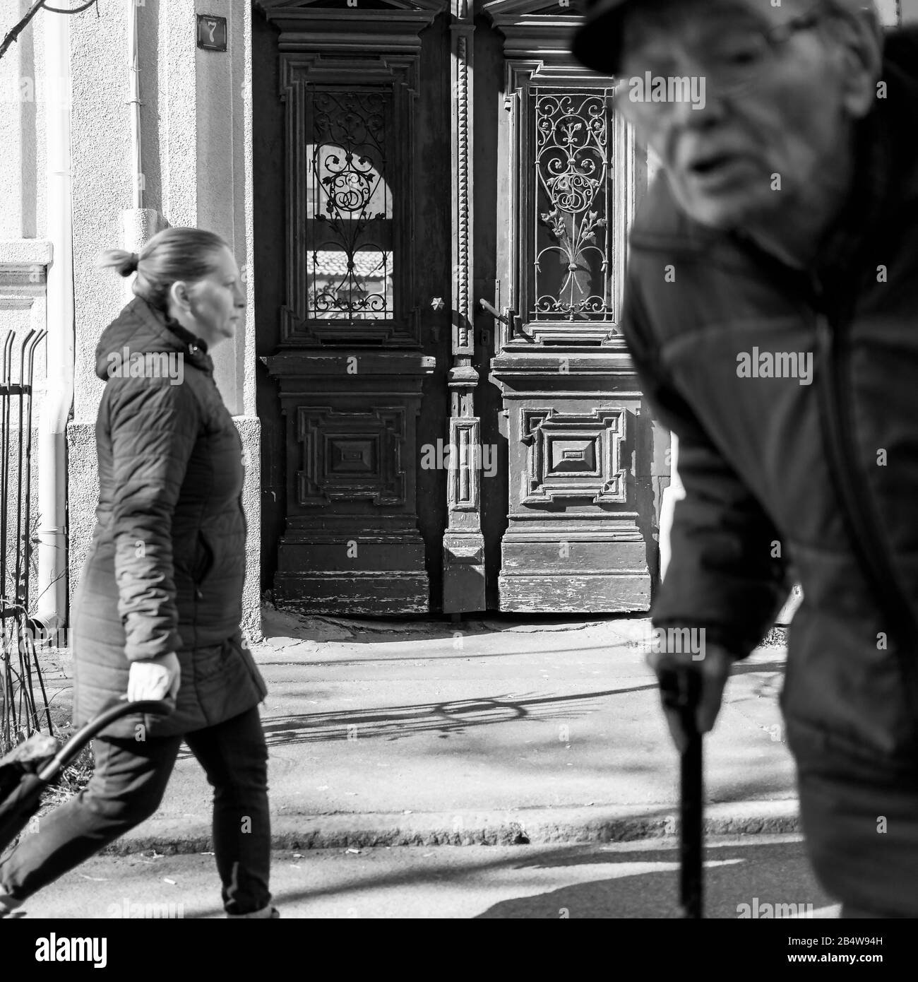 Belgrado, Serbia, 22 febbraio 2020: Persone che camminano davanti a una porta doppia abbellita antica Foto Stock