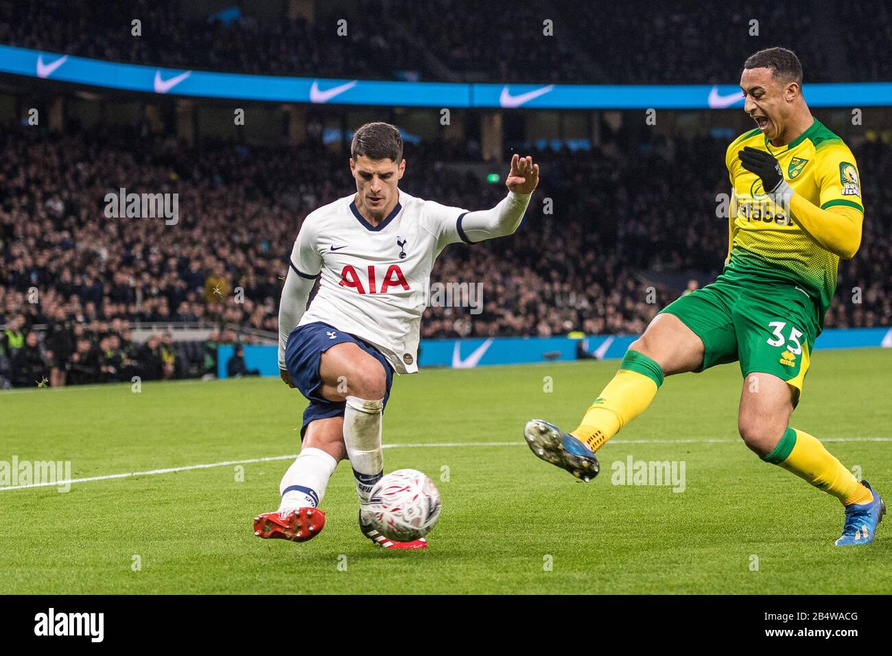 Londra, INGHILTERRA - 04 MARZO: Erik Lamela del passo di Tottenham Hotspur rabona durante la partita della fa Cup Fifth Round tra Tottenham Hotspur e Norwich Cit Foto Stock