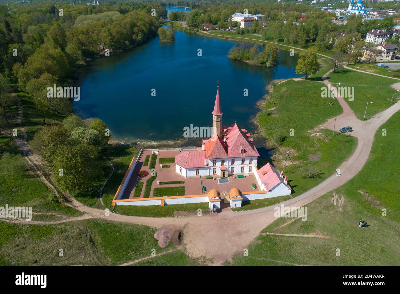 Vista del Palazzo del Priorato in una giornata di maggio soleggiata (fotografia aerea). Gatchina, Russia Foto Stock