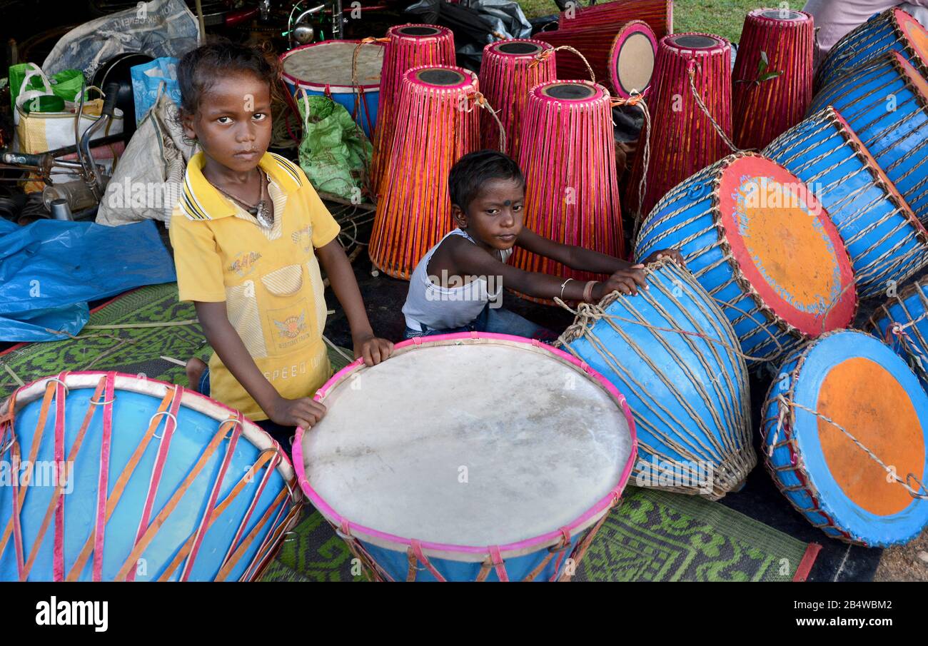 Piccolo musicista - i due bambini suonano con strumenti di musica tribale. Foto Stock