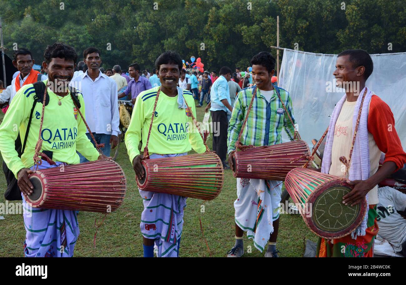 Chata Parab - Tribal, Santhal, batteristi, femmina, ballerini, in, sari, esecuzione, in Chata Utsav a Purulia. Foto Stock