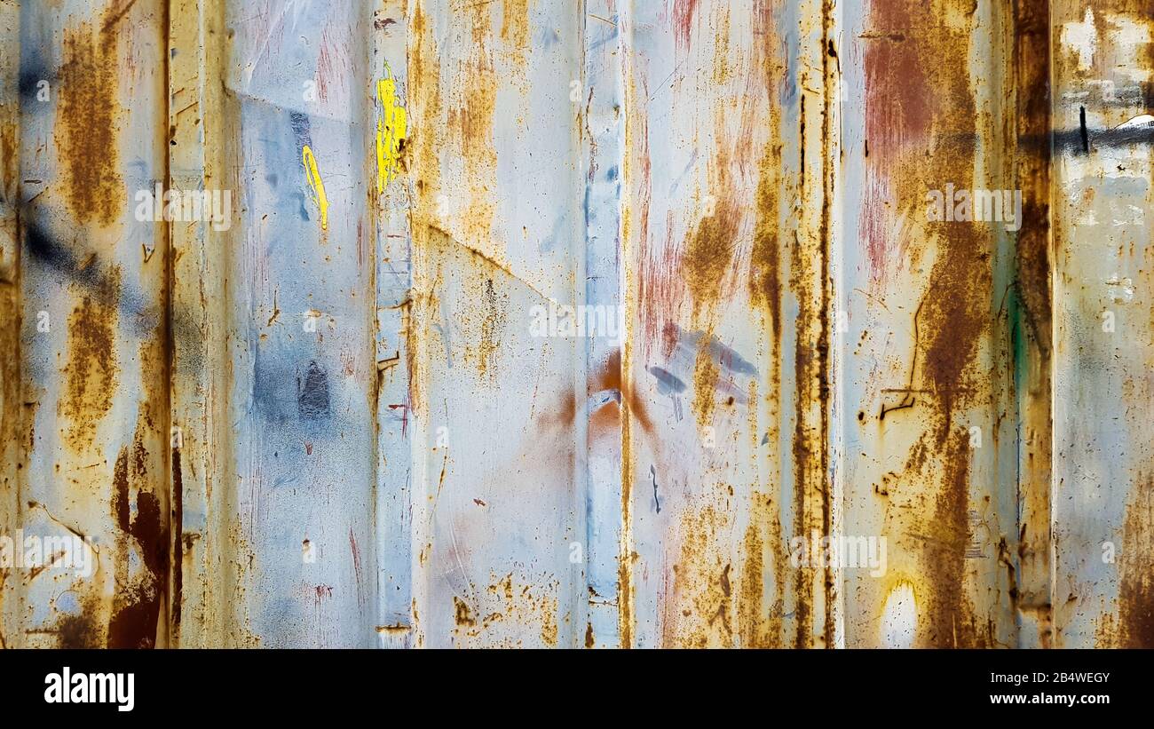 Lamiera zincata ruggine. Struttura a parete in metallo ondulato, fondo a  parete in metallo vecchio zinco, stile vintage, astratto Foto stock - Alamy