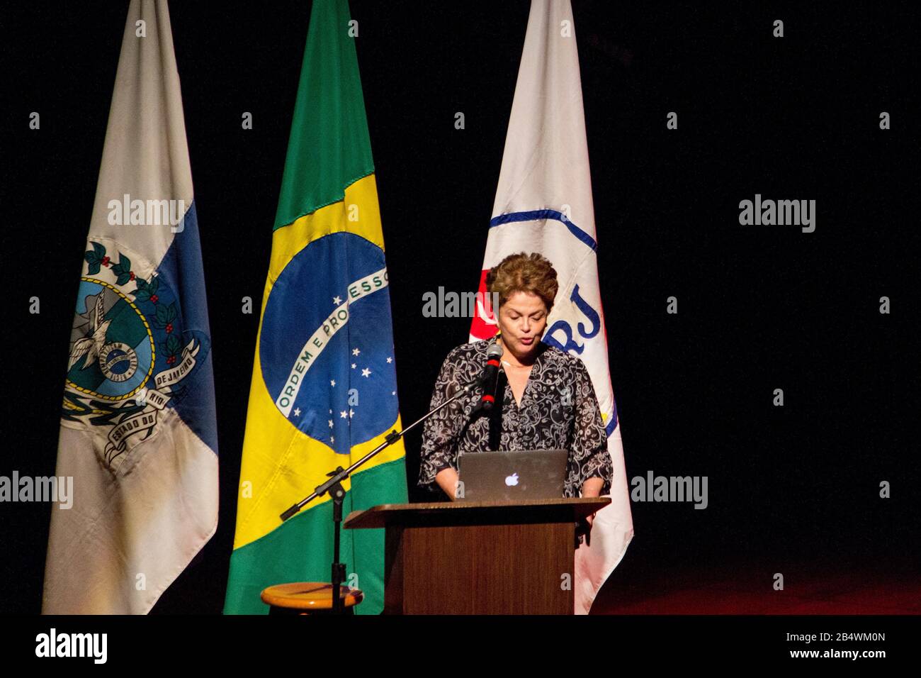 Rio DE JANEIRO, RJ - 06.03.2020: Aula MAGNA NA UERJ COM DILMA ROUSSEFF - FLACSO Brasil, Facoltà di Scienze sociali dell'America Latina, ha offerto questo venerdì una master class con l'ex presidente Dilma Rousseff al Teatro Odilo Costa, a UERJ. L'ex presidente ha parlato con gli studenti laureati del processo politico, puntando sugli aspetti sociologici. L'evento ha avuto un gran numero di scritti dell'ultimo minuto e l'organizzazione ha reso disponibile un secondo spazio con trasmissione dal vivo. I contenuti erano stati resi disponibili anche su YouTube. (Foto: Belga /Fotoarena) Foto Stock