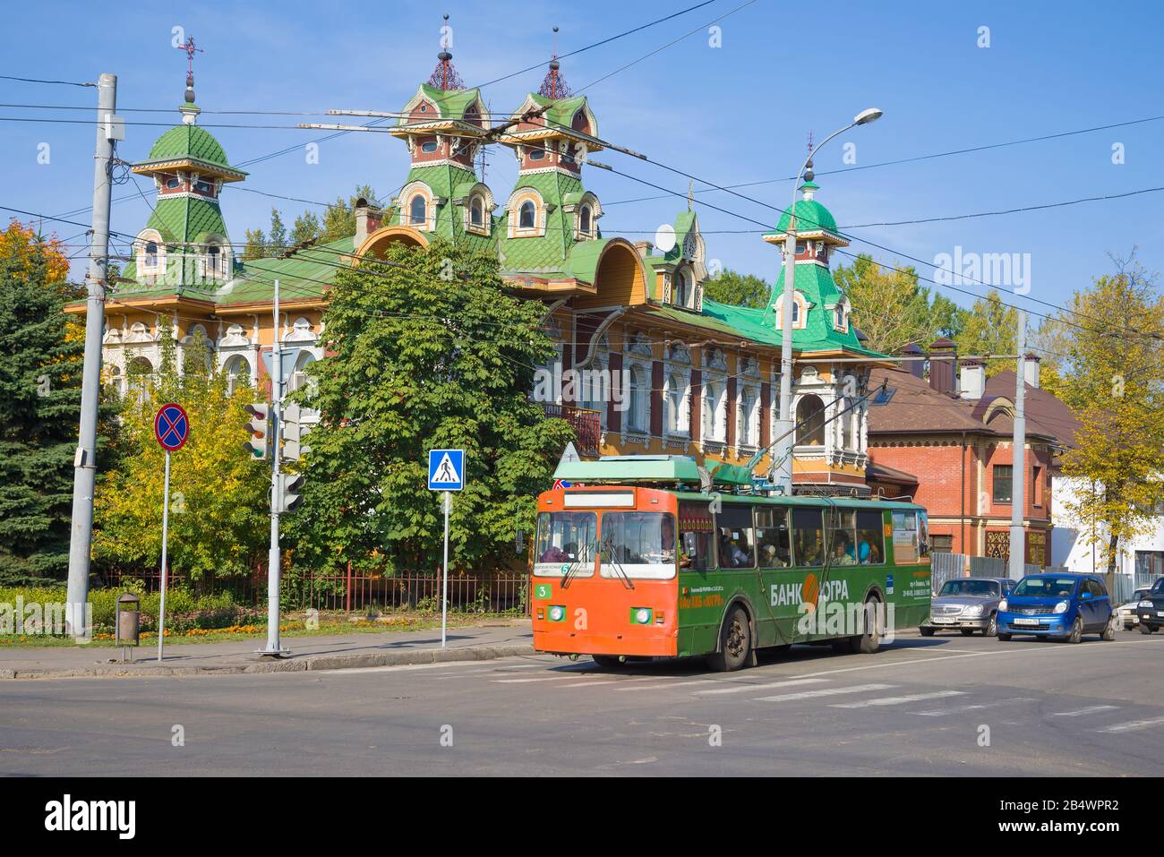 Rybinsk, RUSSIA - 26 SETTEMBRE 2015: Autobus a bordo di un tram che si trova sullo sfondo della House of Artists, il giorno soleggiato di settembre Foto Stock