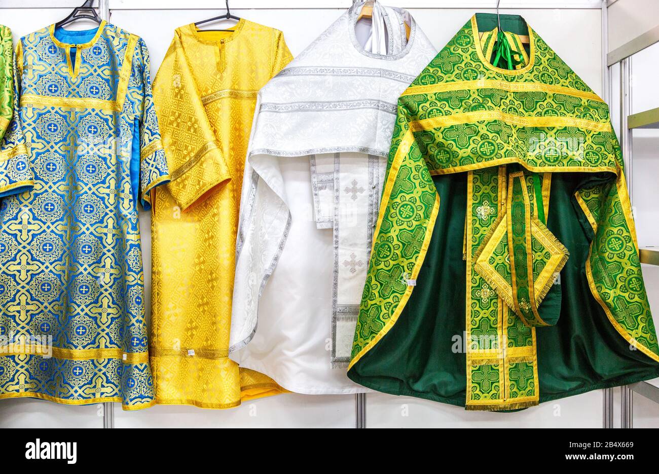 Diversi abiti da sacerdote ortodosso dai colori solenni, l'abito ricamato  dal clergyman. Chiesa Ortodossa Russa Foto stock - Alamy