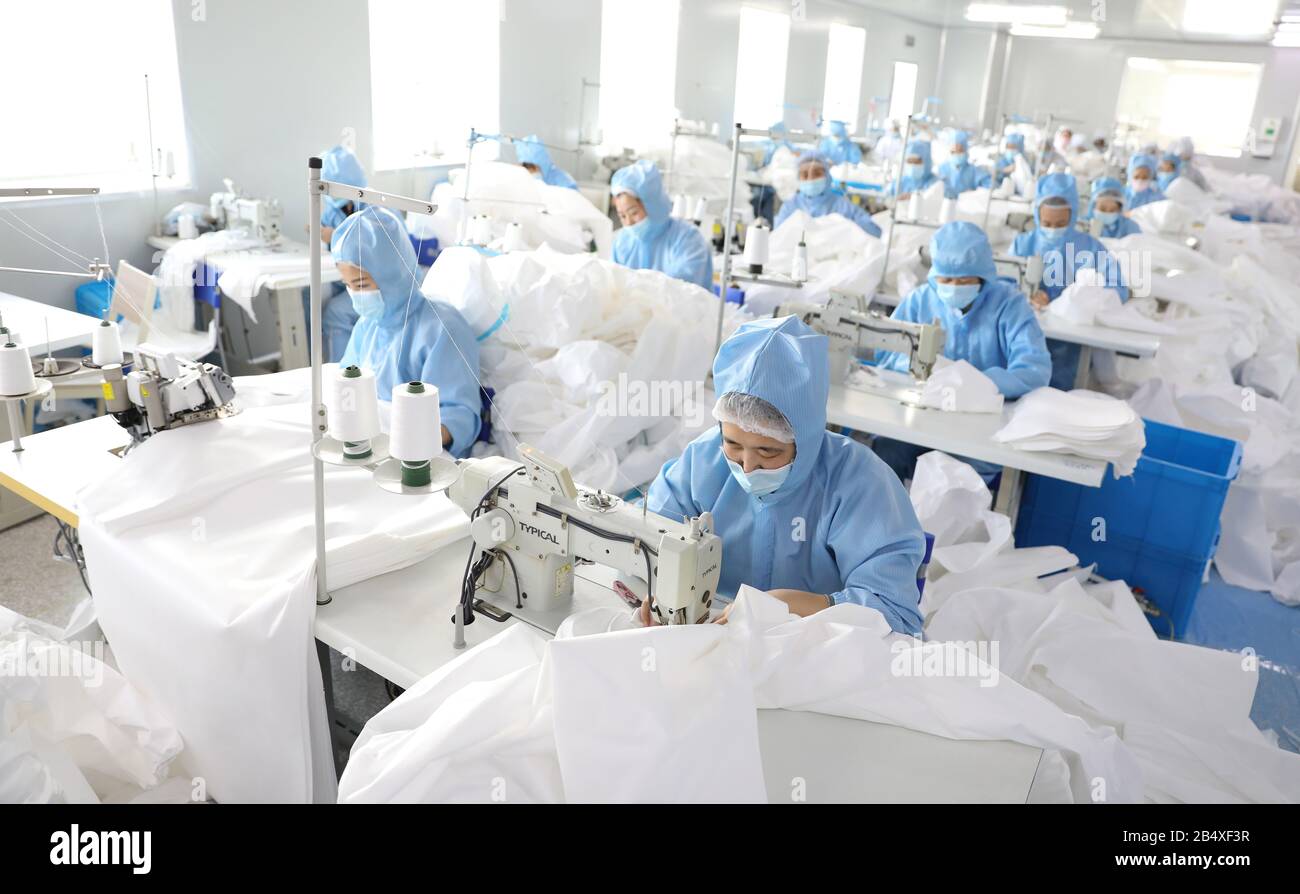 Pechino, La Provincia Di Liaoning Della Cina. 2nd Mar, 2020. I lavoratori si adoperano in un'azienda di tecnologia medica di Anshan City, nella provincia di Liaoning della Cina nordorientale, 2 marzo 2020. Credit: Yao Jianfeng/Xinhua/Alamy Live News Foto Stock