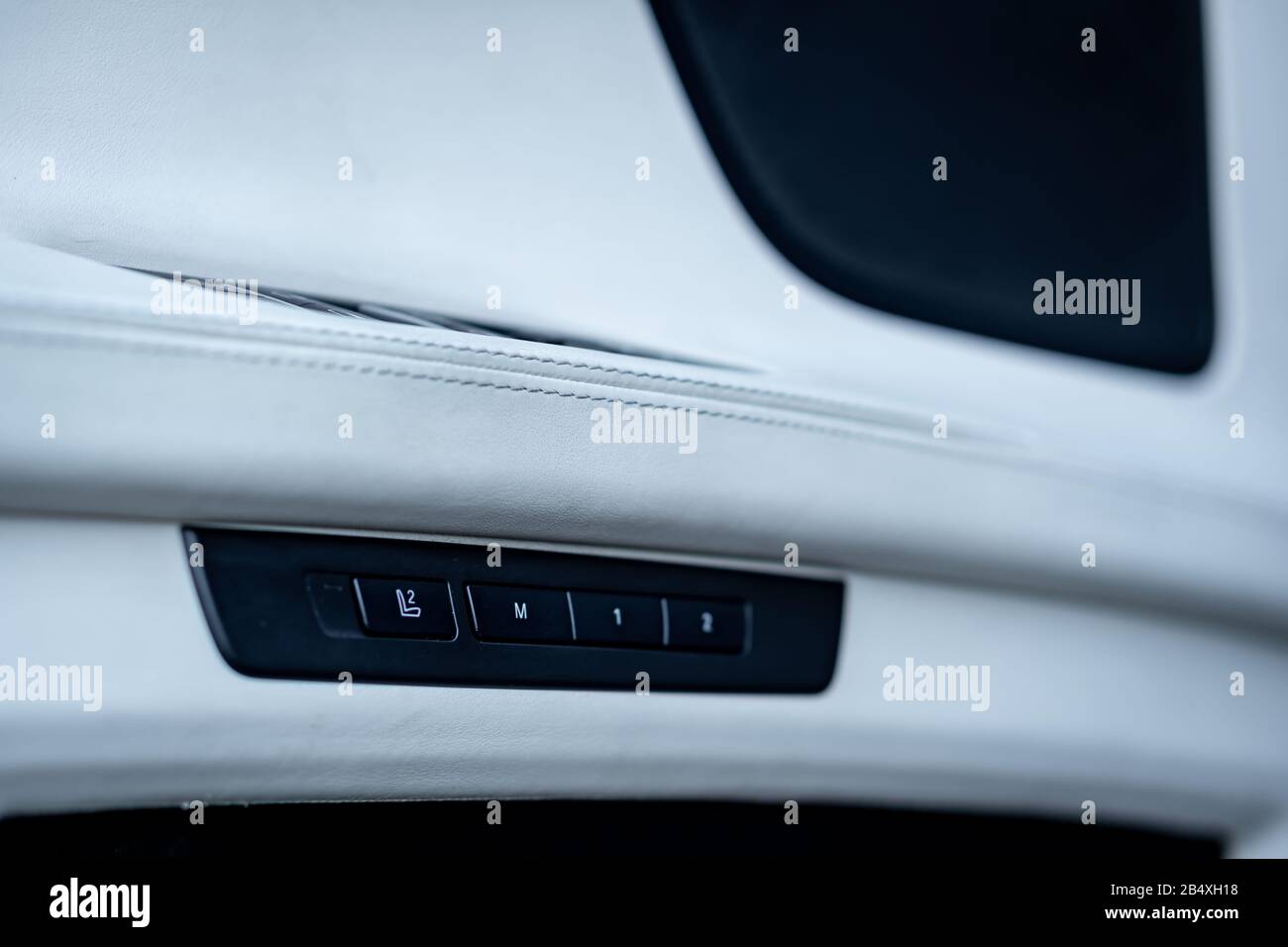 Bella auto tedesca interni di lusso con pelle bianca, decorazioni in  finitura nera, sedili riscaldati e ventilati, sistema audio Harman kardon,  individuale Foto stock - Alamy