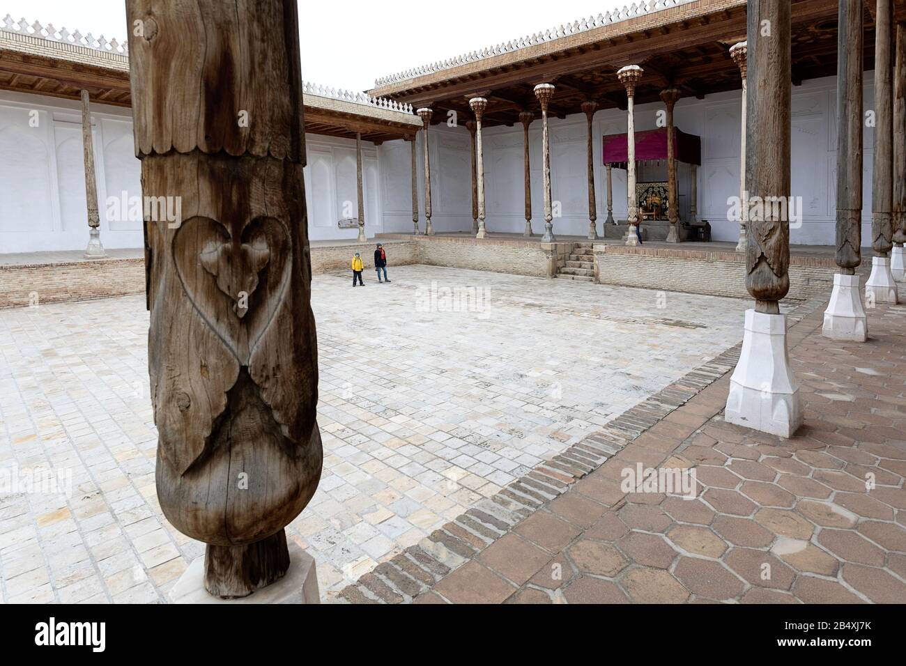 Sala con colonne in legno dell'antica cittadella di Bukhara Ark, Uzbekistan Foto Stock